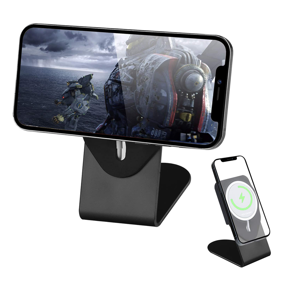 Telefon auf schwarzem Ständer zeigt Actionfilm vor Ozeanhintergrund, kleineres Telefon auf Ständer rechts.