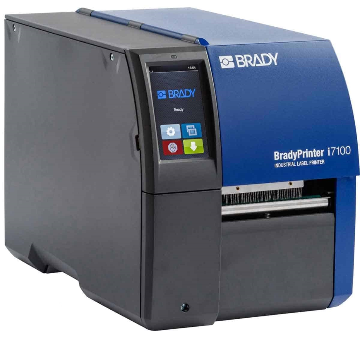 Una stampante di etichette industriale BradyPrinter i7100 blu e grigia su uno sfondo bianco.