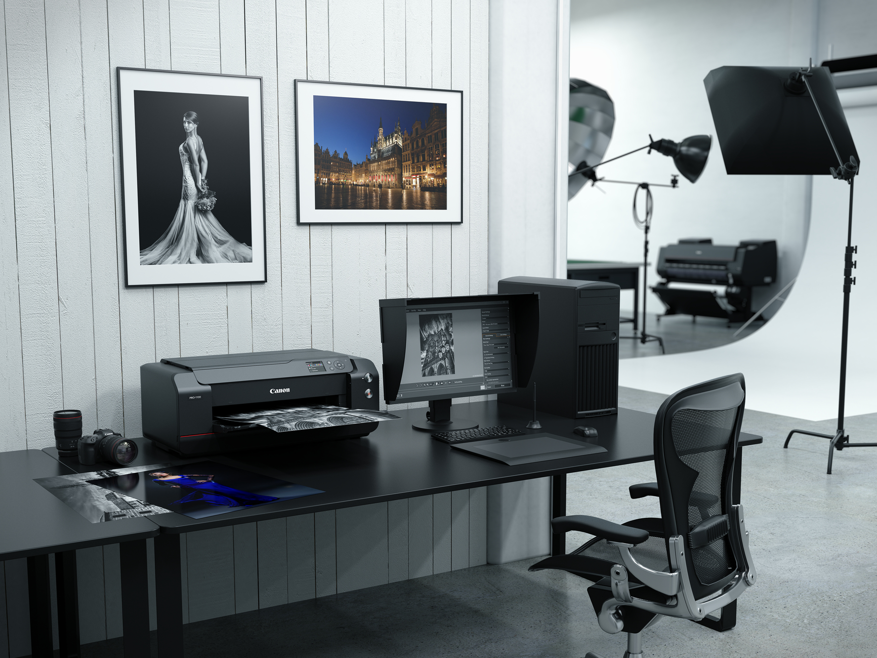 Studio fotograficzne z drukarką, monitorem i biurkiem. Zdjęcia są na ścianach i biurku. Obecny jest również sprzęt oświetleniowy.