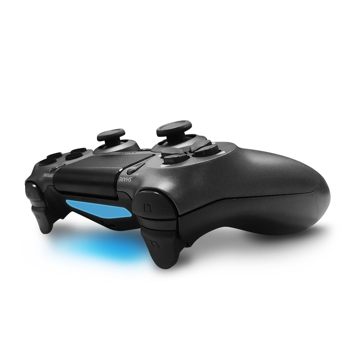 Ein schwarzer PlayStation 4-Controller mit einer blauen Lichtleiste, abgewinkelt auf einem weißen Hintergrund.