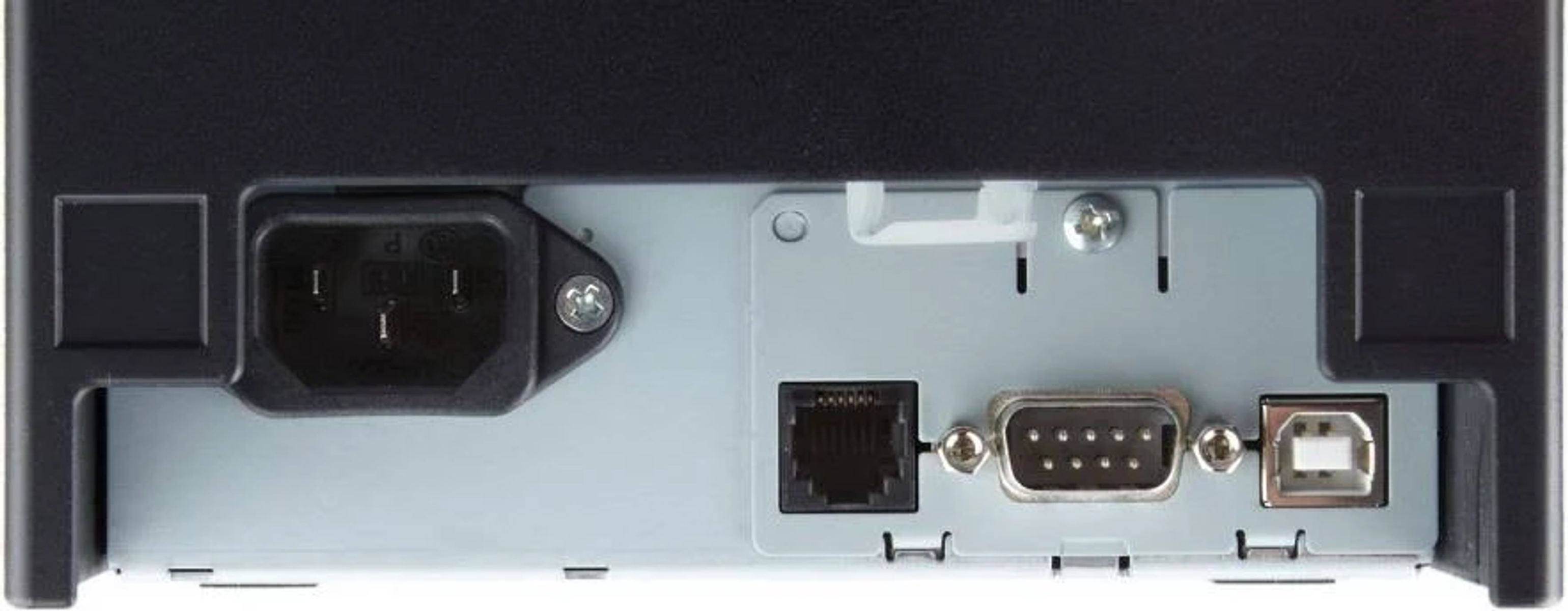 Il retro di una stampante nera. Ha porte per alimentazione, ethernet, USB e seriale.
