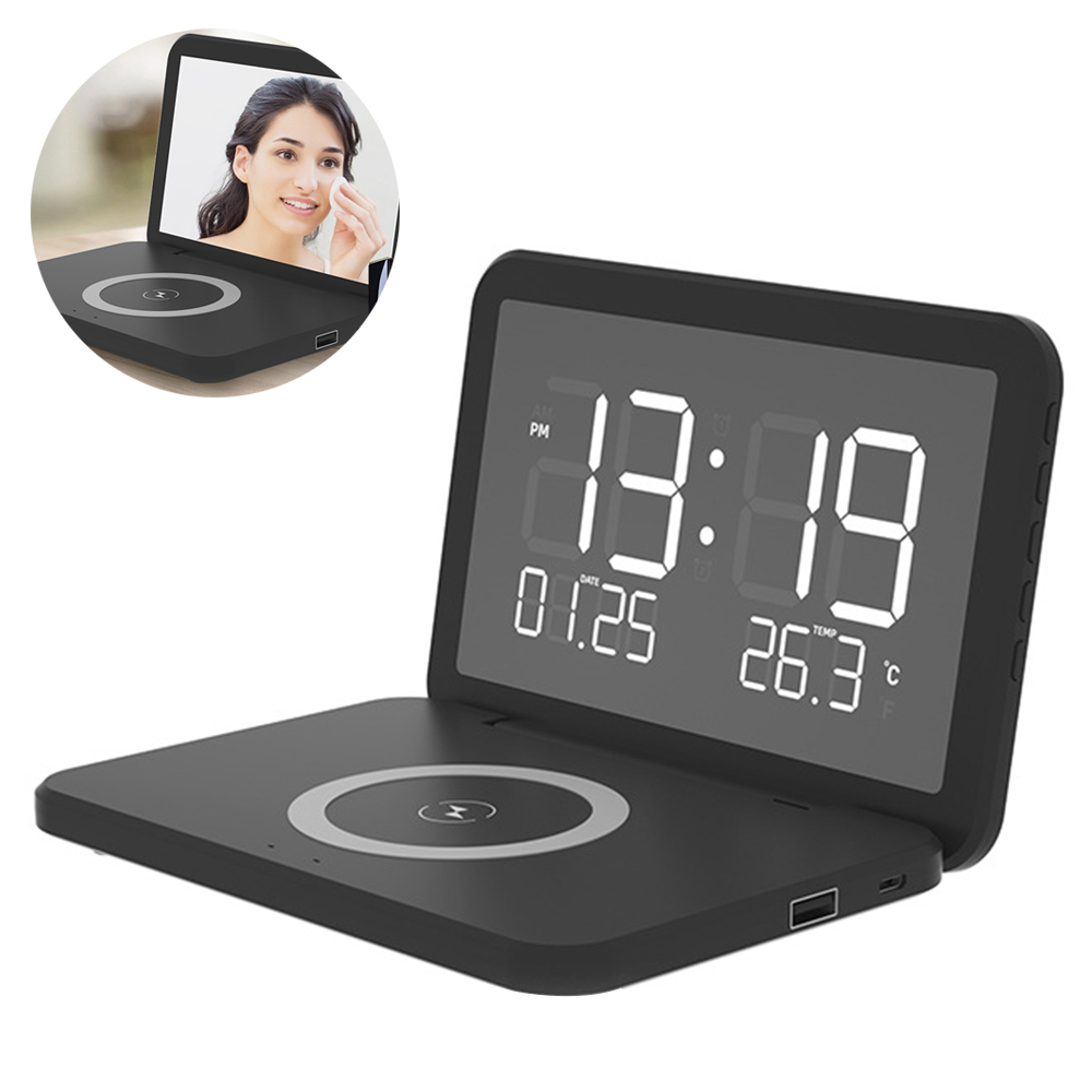 Eine Frau schminkt sich, während sie auf eine Uhr mit Telefonladestation schaut.