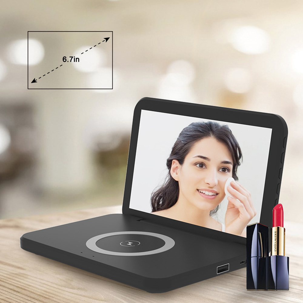 Eine Frau, die sich schminkt, blickt auf eine Uhr mit Telefonladestation und Lippenstift.