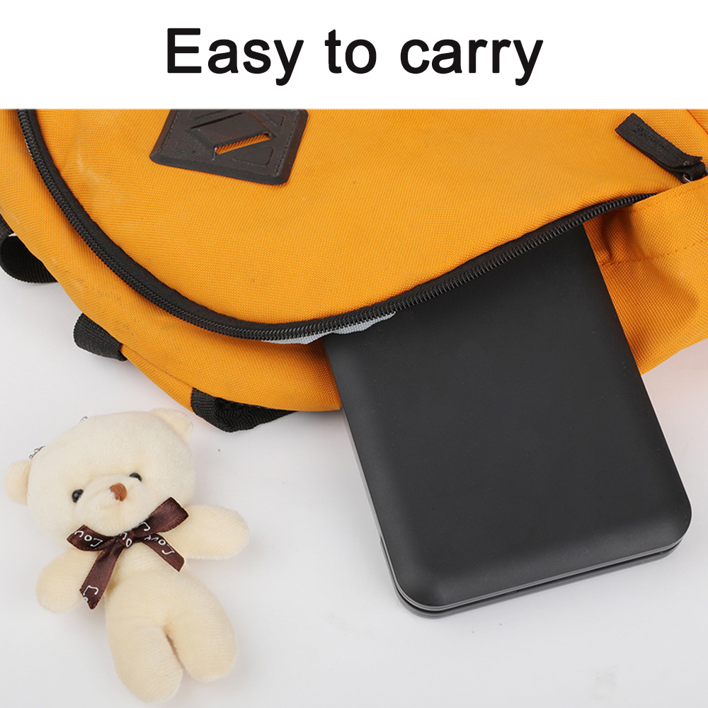 Eine schwarze Digitaluhr mit kabellosem Ladegerät in einem gelben Rucksack, mit einem Teddybär.