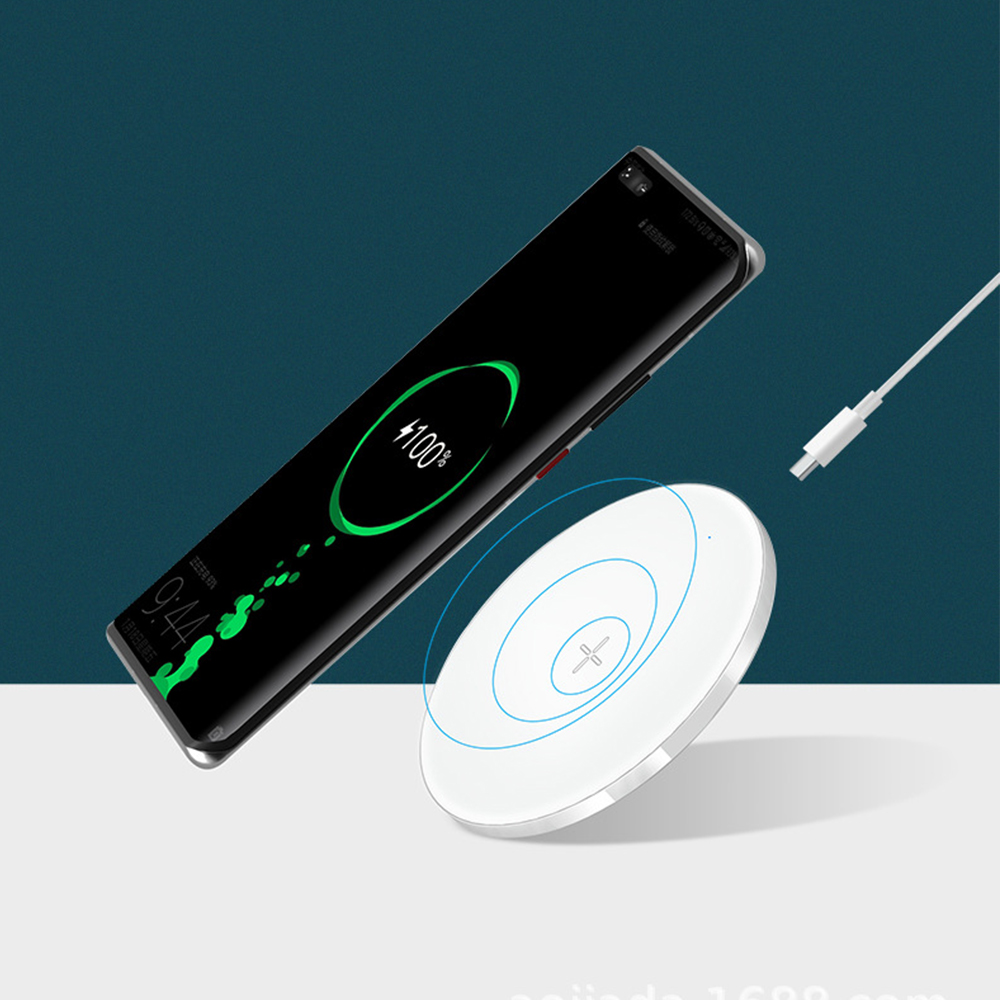 Ein Telefon, das drahtlos auf einem weißen Ladepad aufgeladen wird.