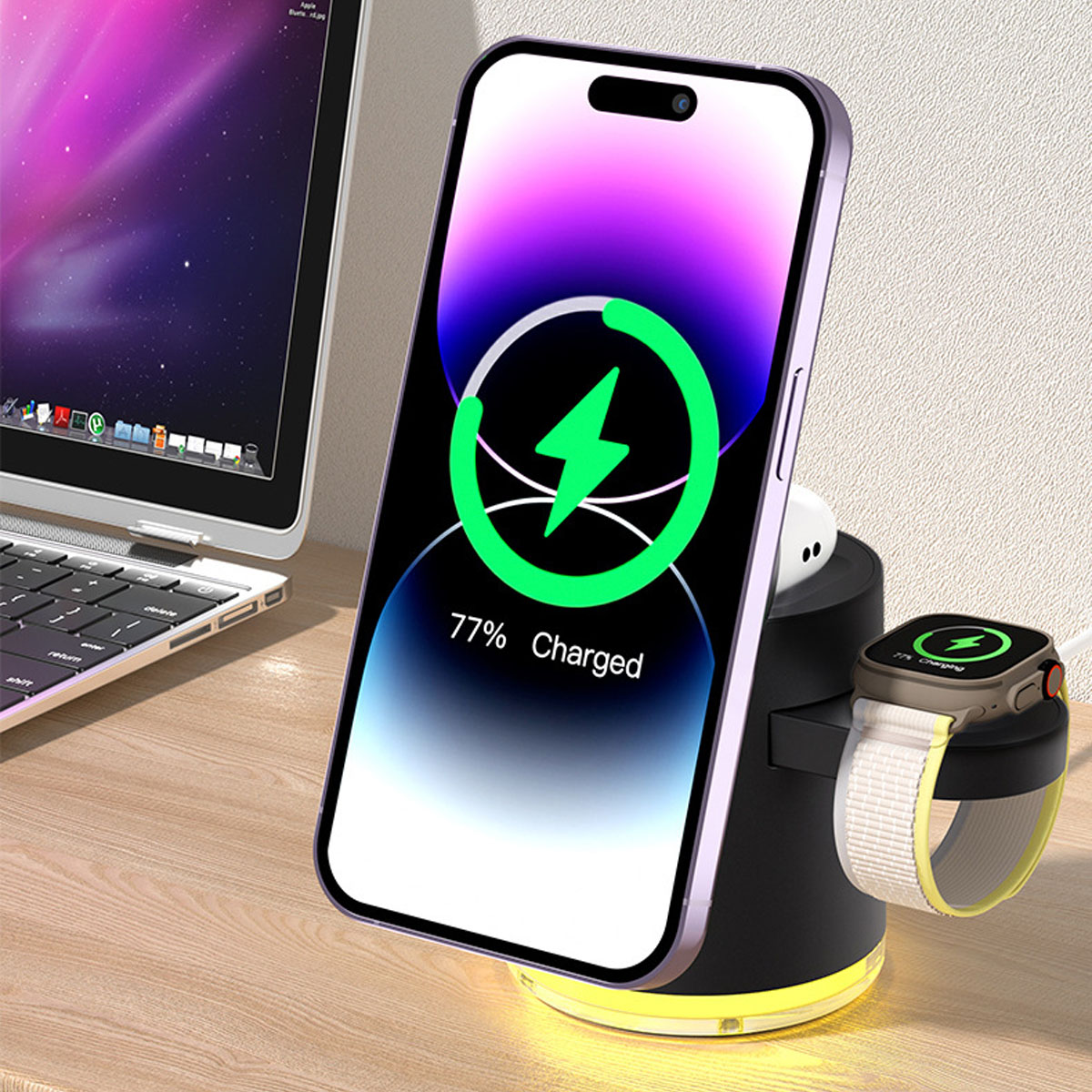 Eine Ladestation mit einem Telefon bei 77 % und einer aufladenden Uhr, auf einem Schreibtisch mit einem Laptop im Hintergrund.