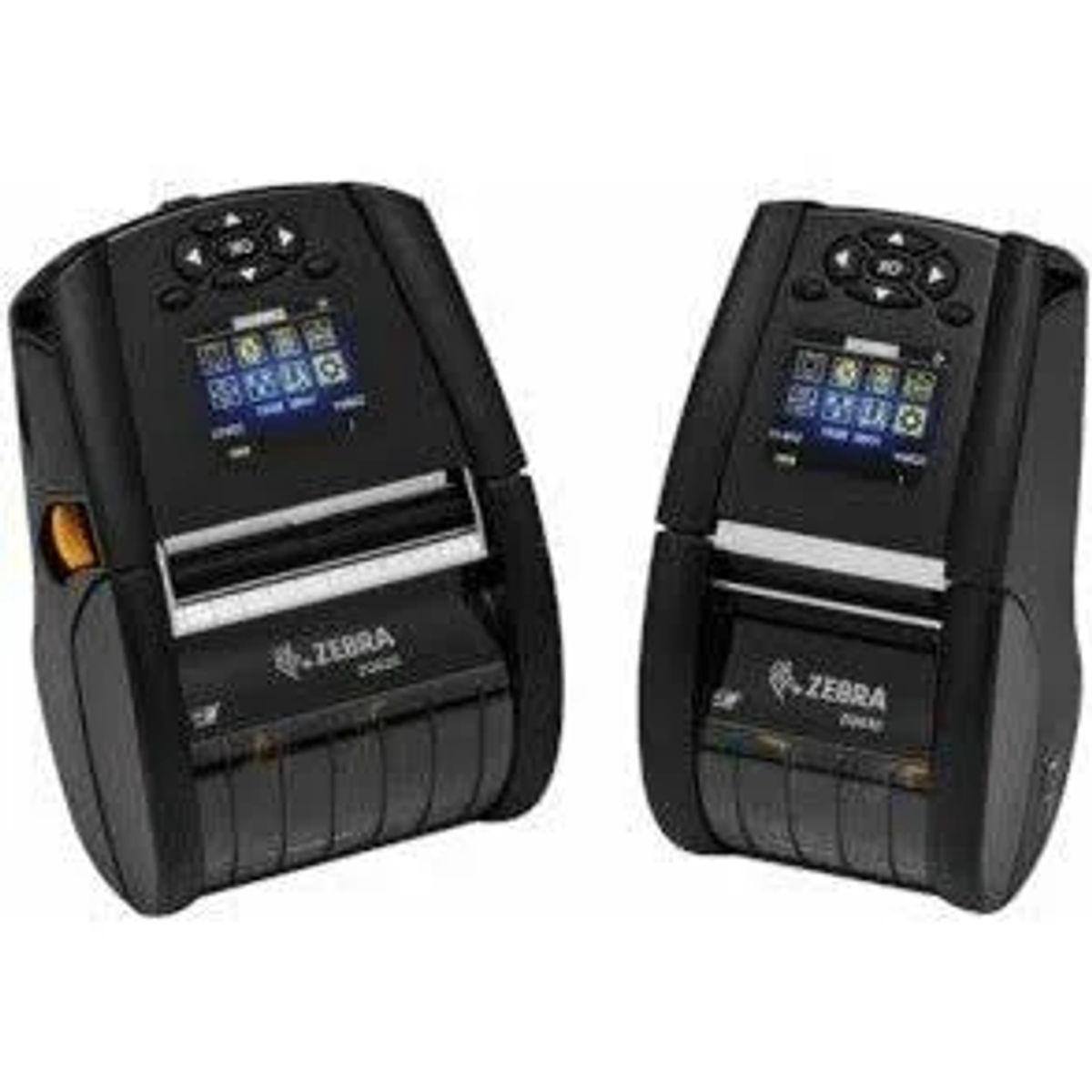 Dwie czarne przenośne drukarki, obok siebie, wyświetlające podobne ekrany i przyciski, na białym tle.