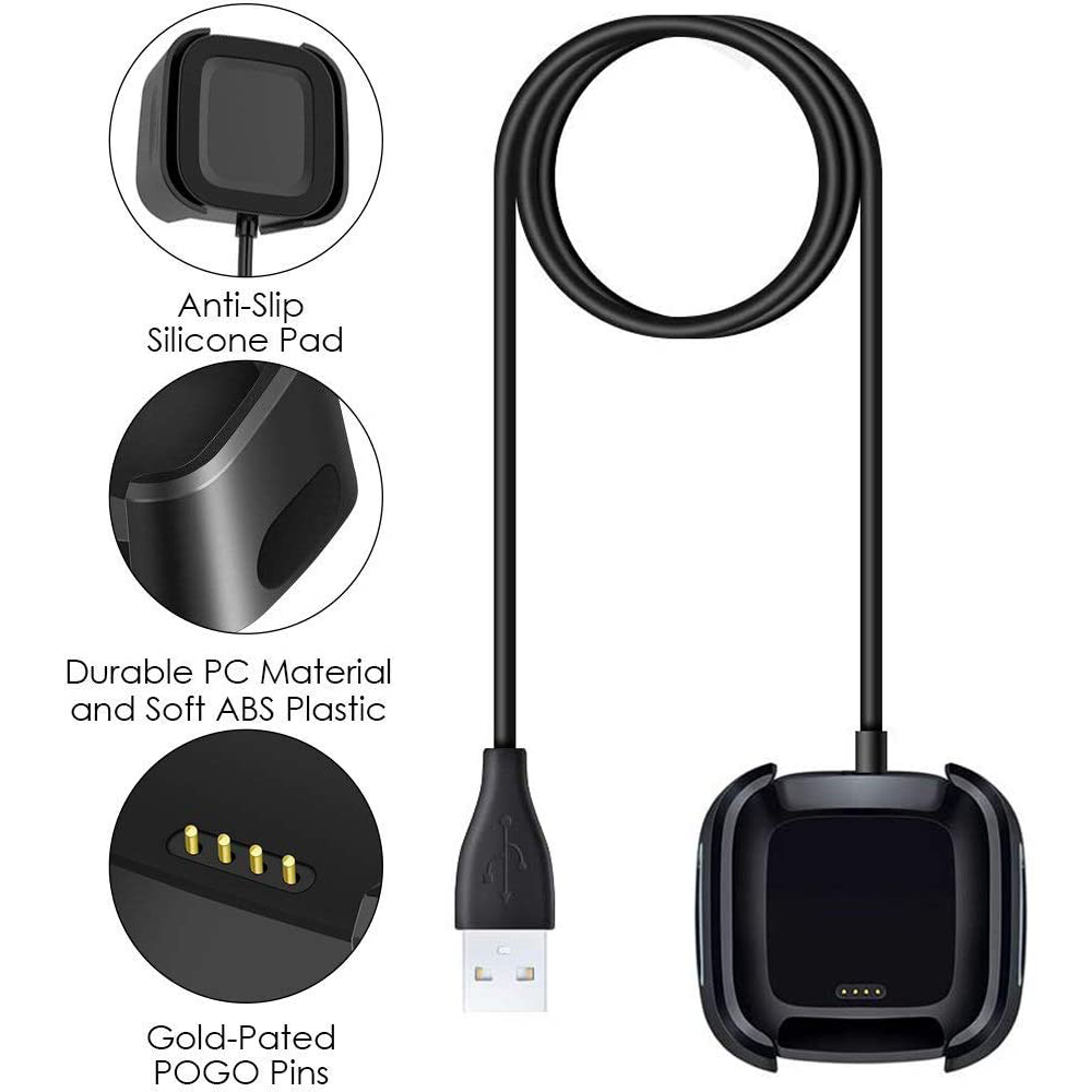Ein schwarzes Smartwatch-Ladegerät und ein USB-Kabel werden mit Beschriftungen angezeigt, die ihre Funktionen und Materialien hervorheben.