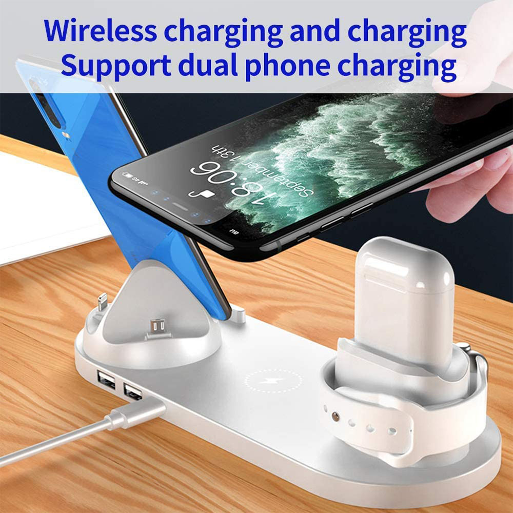 Ein weißes Multi-Device-Ladegerät hält zwei Telefone und AirPods mit einem Ladekabel auf einer Holzoberfläche.