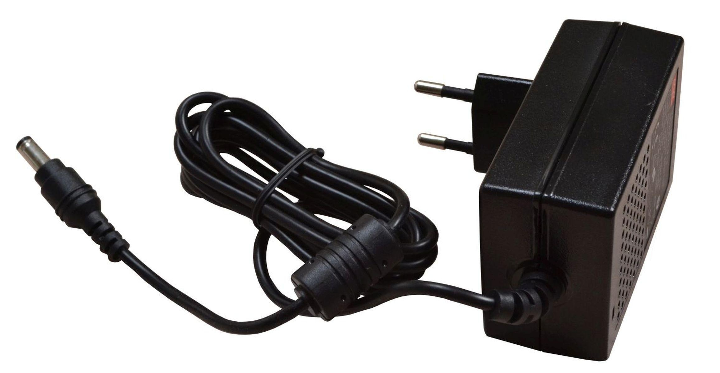 Schwarzer Netzadapter mit Kabel und europäischem Stecker, isoliert auf weißem Hintergrund.