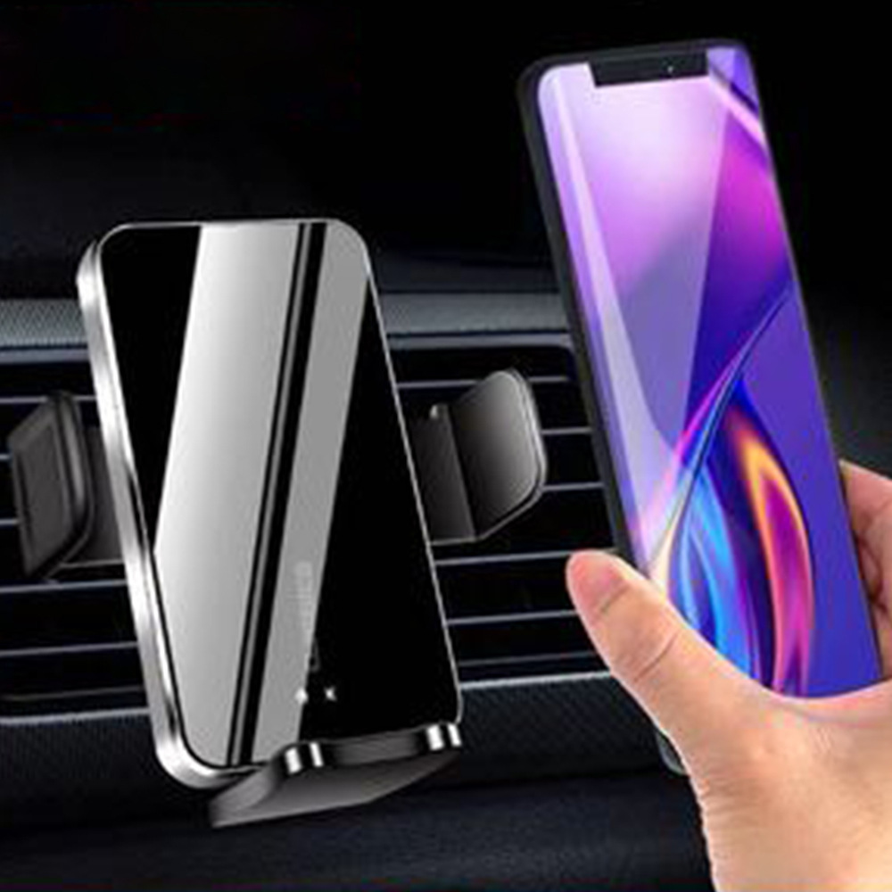 Das Bild zeigt, wie ein Telefon in eine Autohalterung eingesetzt wird, die an einem Lüftungsschlitz im Auto befestigt ist.