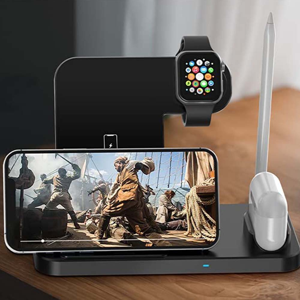 Schwarzer Ladeständer mit Telefon, das eine Filmszene zeigt, Uhr und Stift auf einem Schreibtisch.