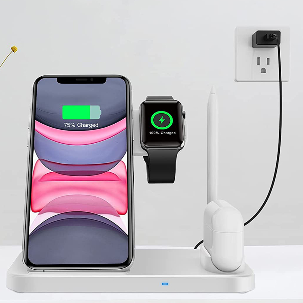 Eine Ladestation mit einem Telefon bei 75 %, einer Uhr bei 100 %, einem Stift und Ohrhörern, die an eine Steckdose angeschlossen sind.