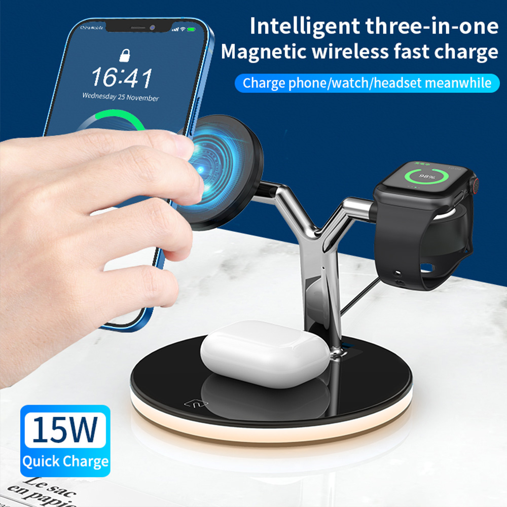 Eine kabellose Ladestation, bei der eine Hand ein Telefon auf das Ladepad neben einer Smartwatch und Ohrhörern legt.
