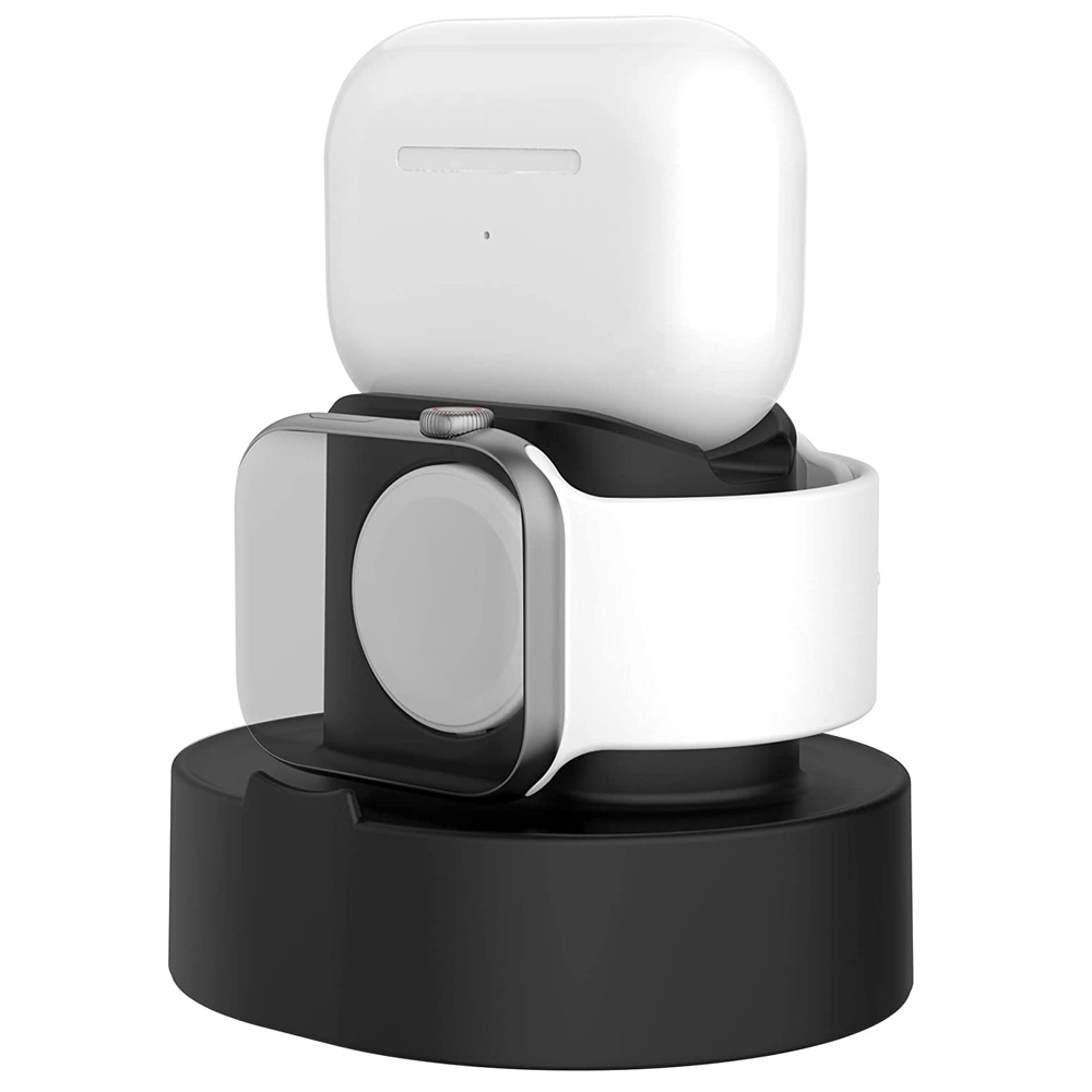 Ein schwarzer Ständer hält ein weißes AirPod-Gehäuse und eine Apple Watch mit einem weißen Armband.