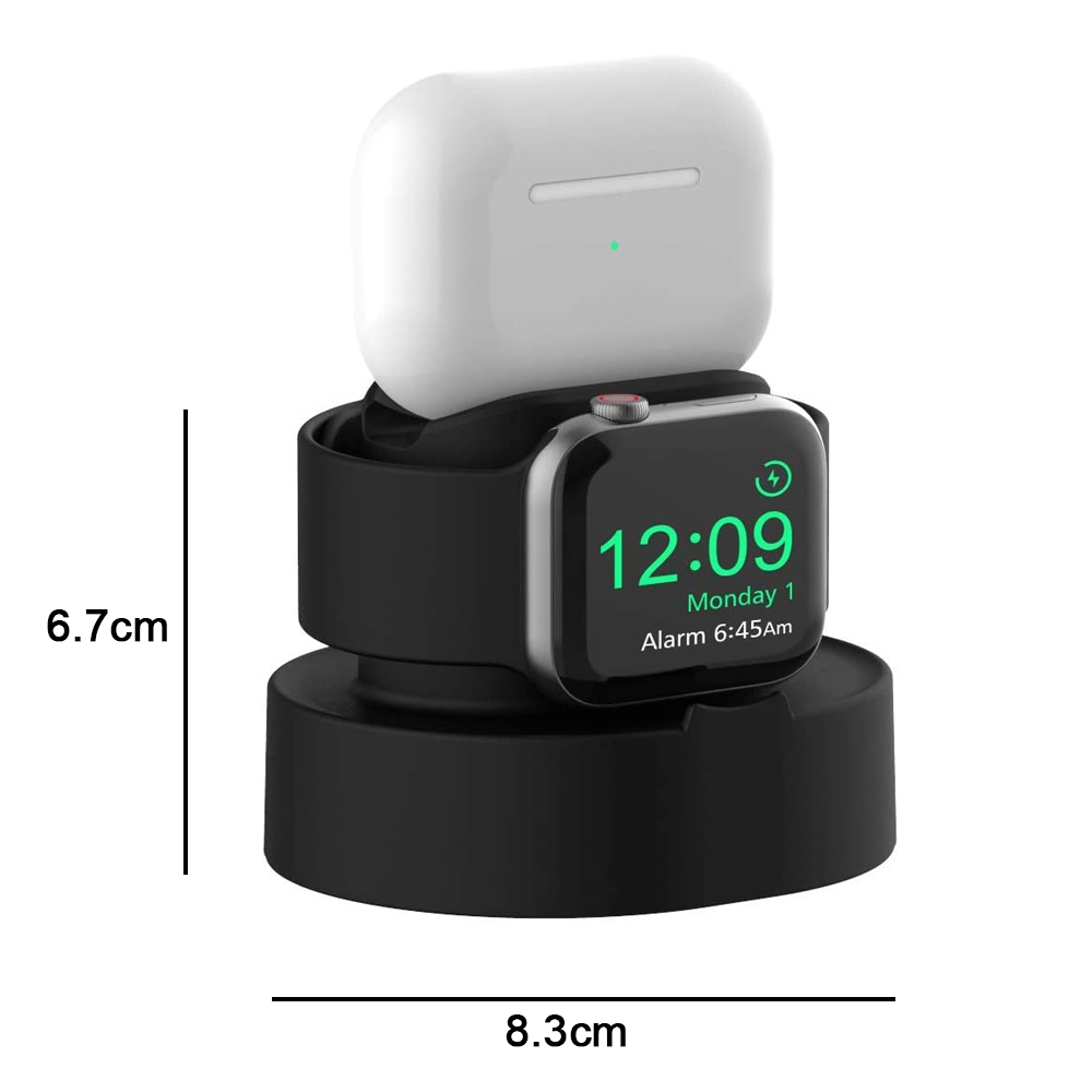 Ein schwarzer Ladeständer mit einem weißen AirPod-Gehäuse und einer Apple Watch darauf ist abgebildet.