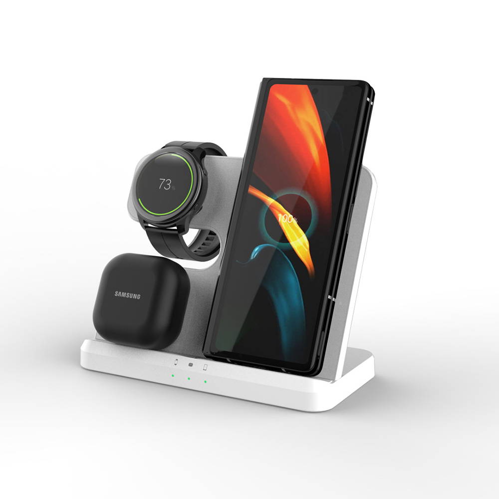 Eine kabellose Ladestation hält ein faltbares Telefon, eine Smartwatch und Ohrhörer, alles vor einem weißen Hintergrund.