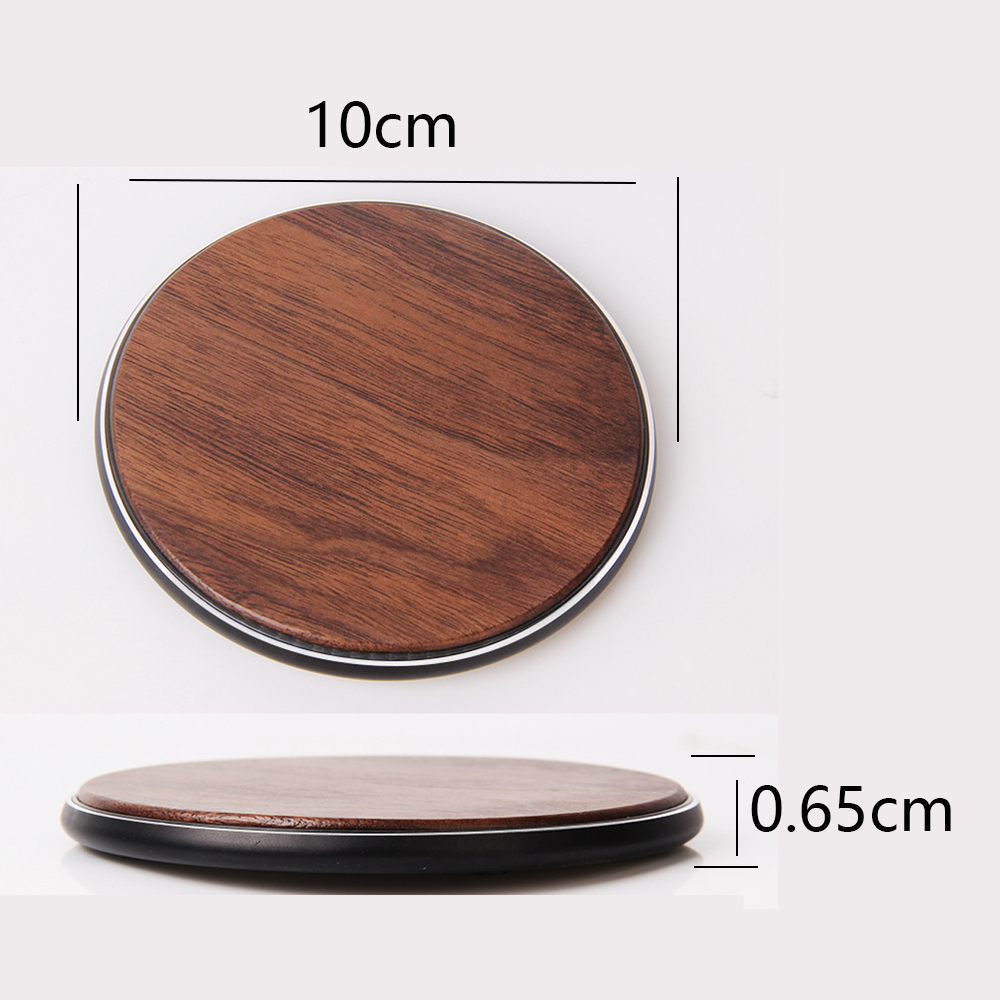 Ein drahtloses Ladepad in Holzoptik. Abmessungen: 10 cm Durchmesser, 0,65 cm Höhe.