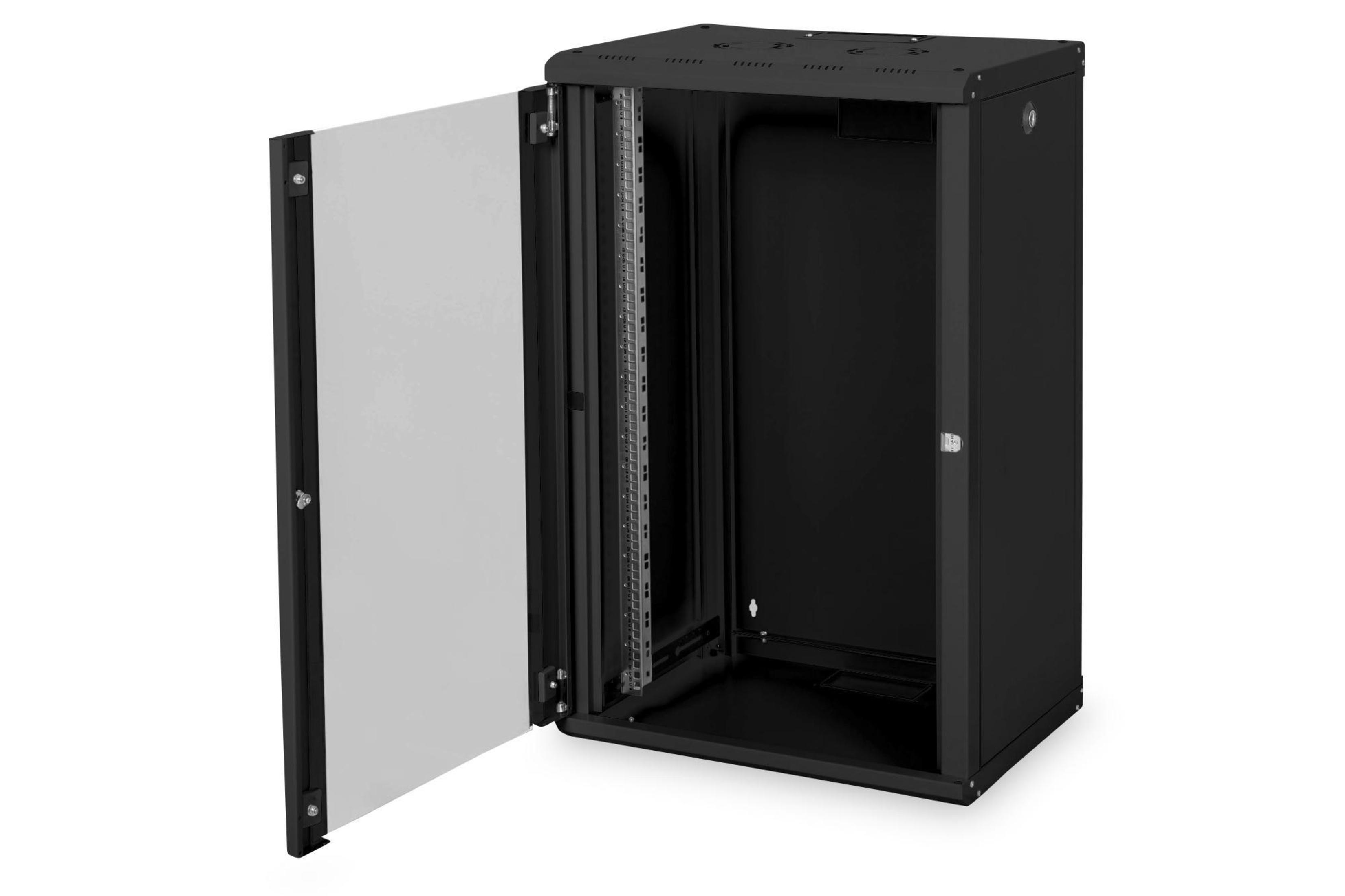 Ein schwarzer Serverschrank mit leicht geöffneter transparenter Tür, der interne Montageschienen zeigt.