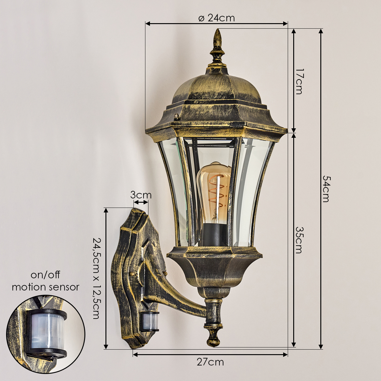 Eine bronzefarbene Außenwandleuchte mit klarem Glas und einem Bewegungssensor mit Abmessungen an einer weißen Wand.