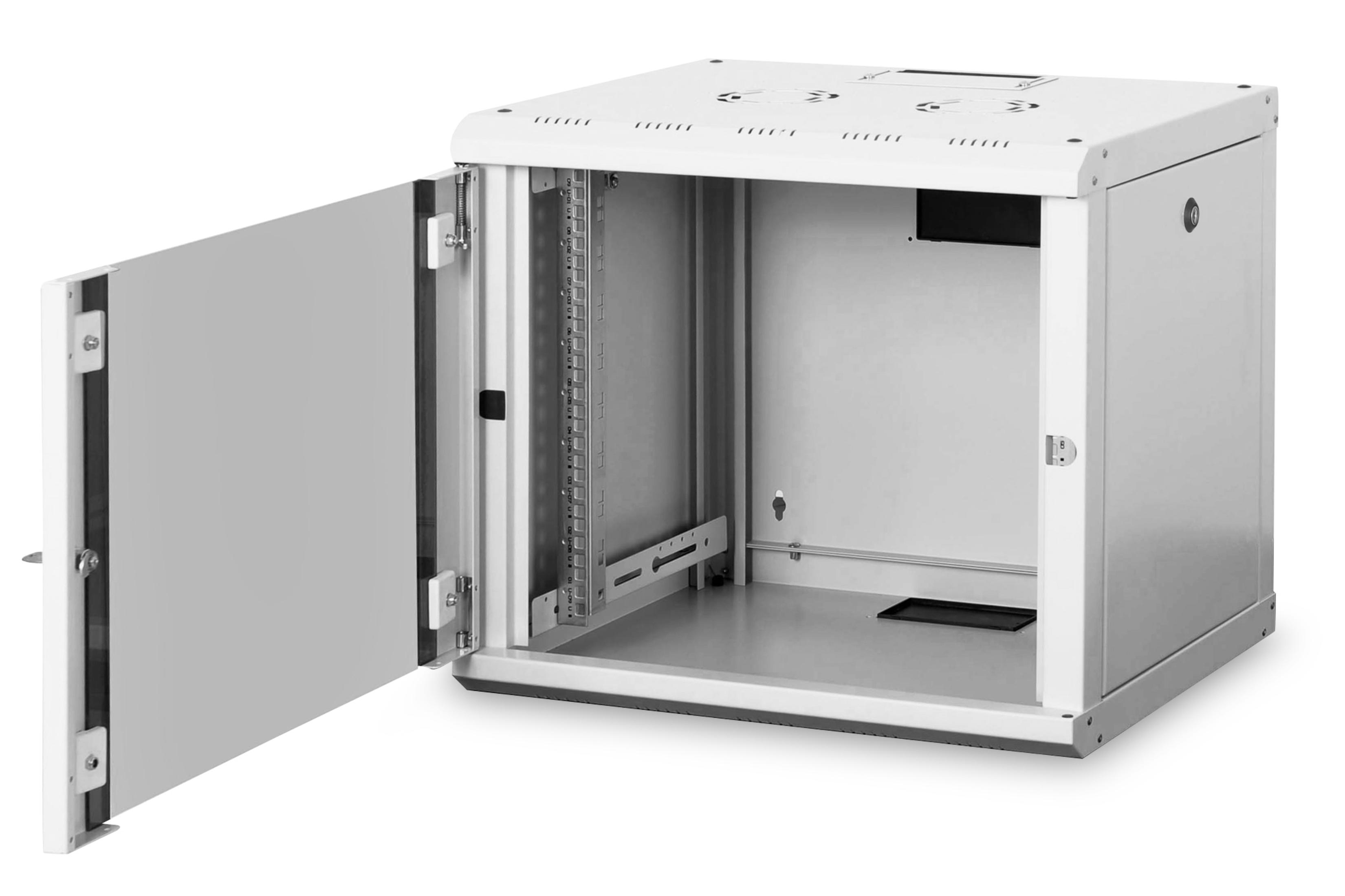 Offener weißer Serverschrank, der interne Montageschienen und Hardware zeigt.