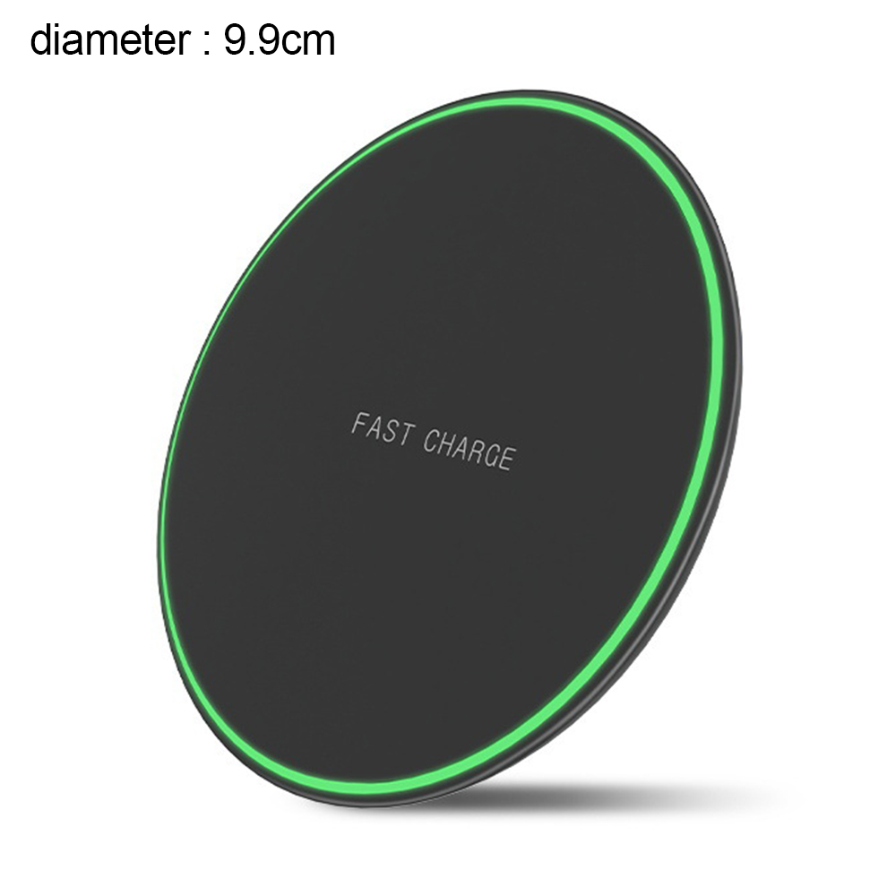Ein schwarzes kabelloses Ladepad mit einem grünen Licht um den Rand und dem Text 'FAST CHARGE'.
