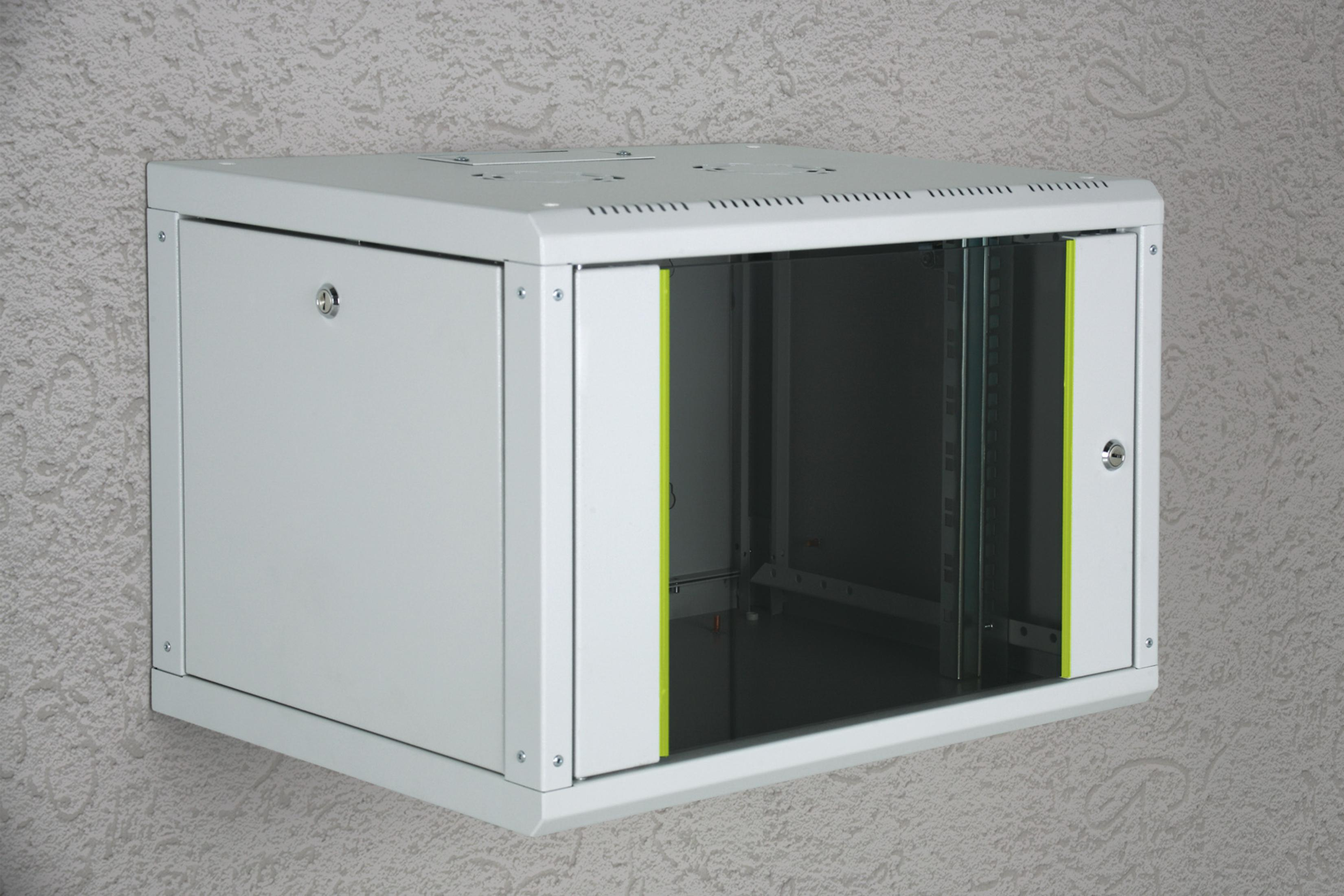 Ein graues, an der Wand montiertes Serverrack aus Metall mit Glastüren wird an einer Wand angezeigt.