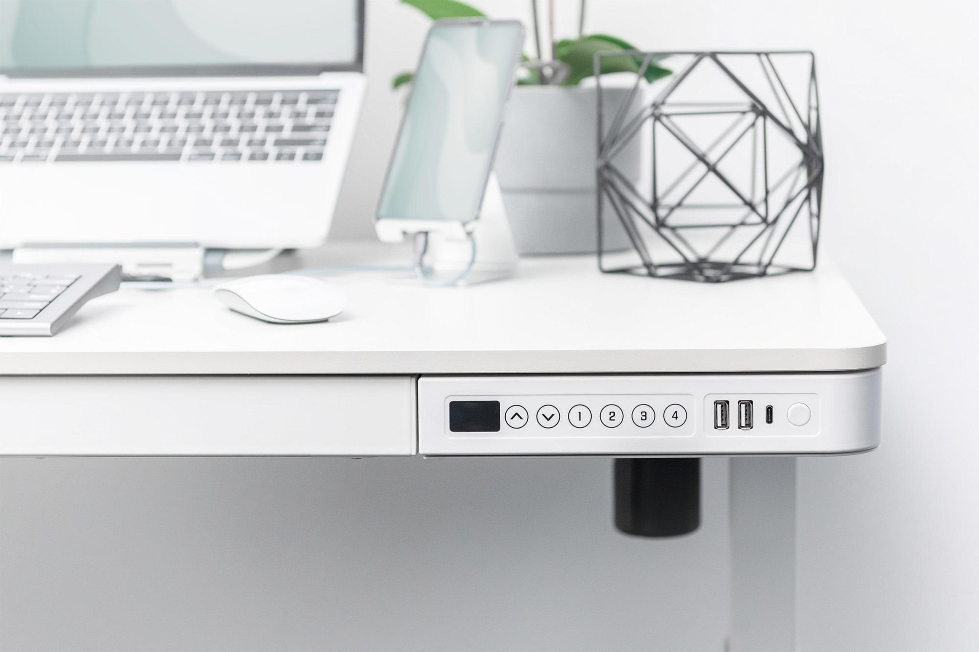 Weißer Schreibtisch mit Zubehör, der Bedienelemente und USB-Anschlüsse auf weißem Hintergrund zeigt.