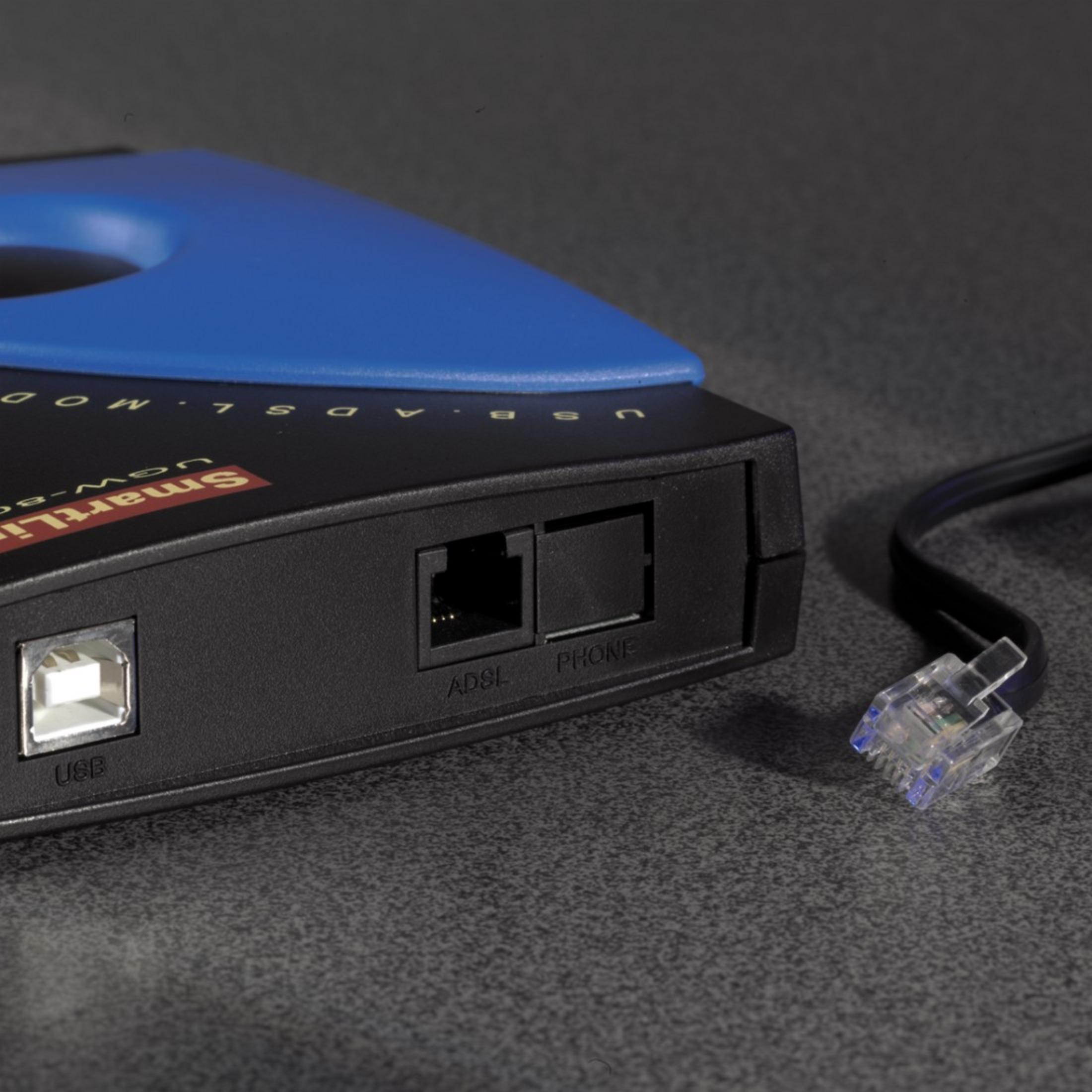 Un modem nero con una parte superiore blu, dotato di porte USB, ADSL e telefono.