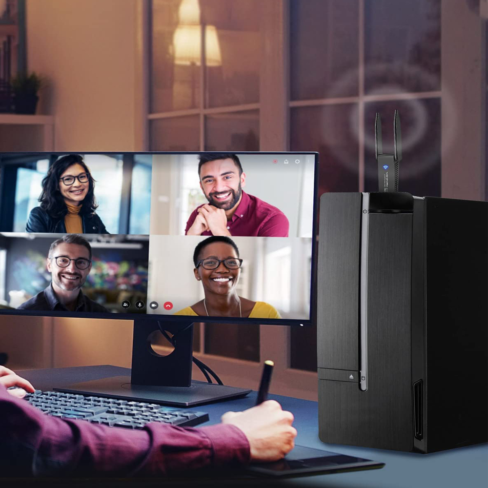 Personen nehmen an einem Videoanruf teil. Ein WLAN-Adapter befindet sich oben auf einem Computer.