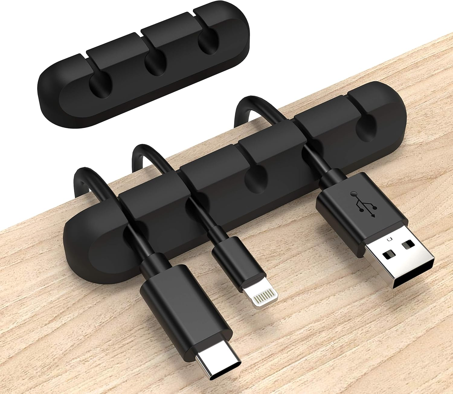 Schwarze Kabelorganisatoren mit eingesteckten Kabeln. Es gibt ein USB-Kabel, ein Lightning-Kabel und ein USB-C-Kabel.