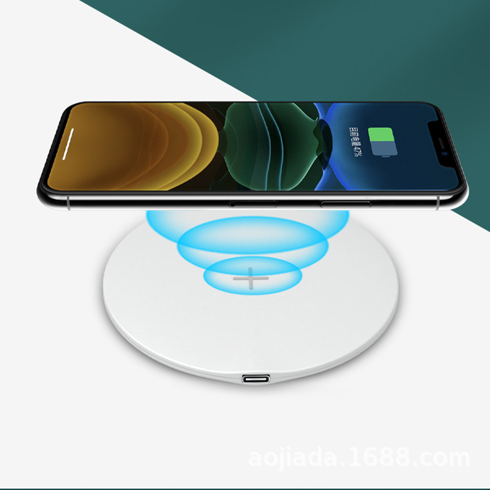 Ein Telefon wird drahtlos auf einem weißen Pad aufgeladen und sendet konzentrische blaue Kreise aus.