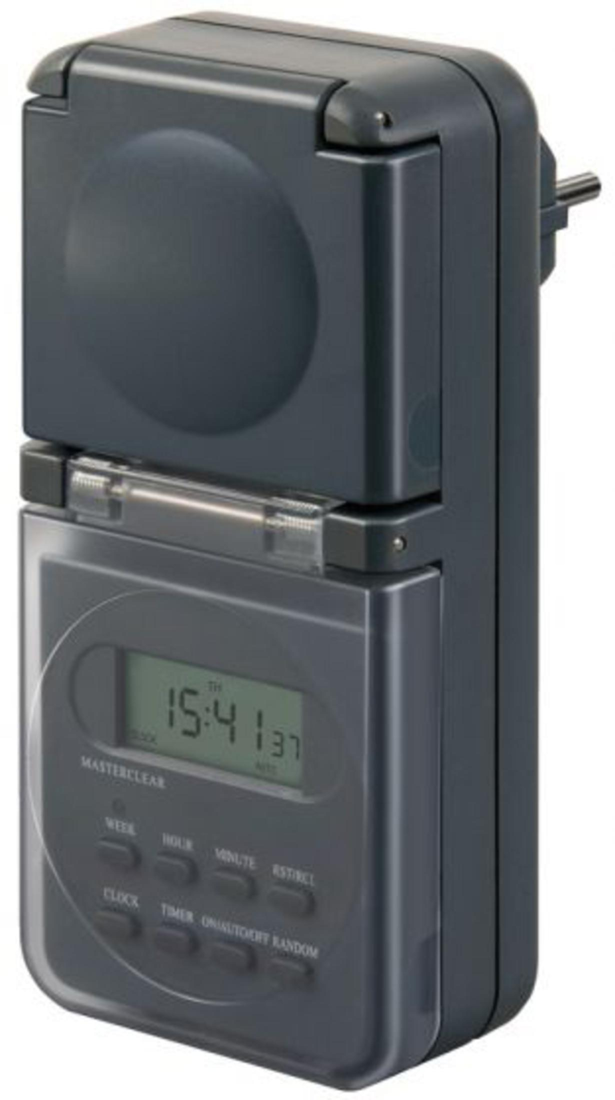 Un timer digitale grigio con una spina nella parte superiore e pulsanti e display digitale nella parte anteriore.