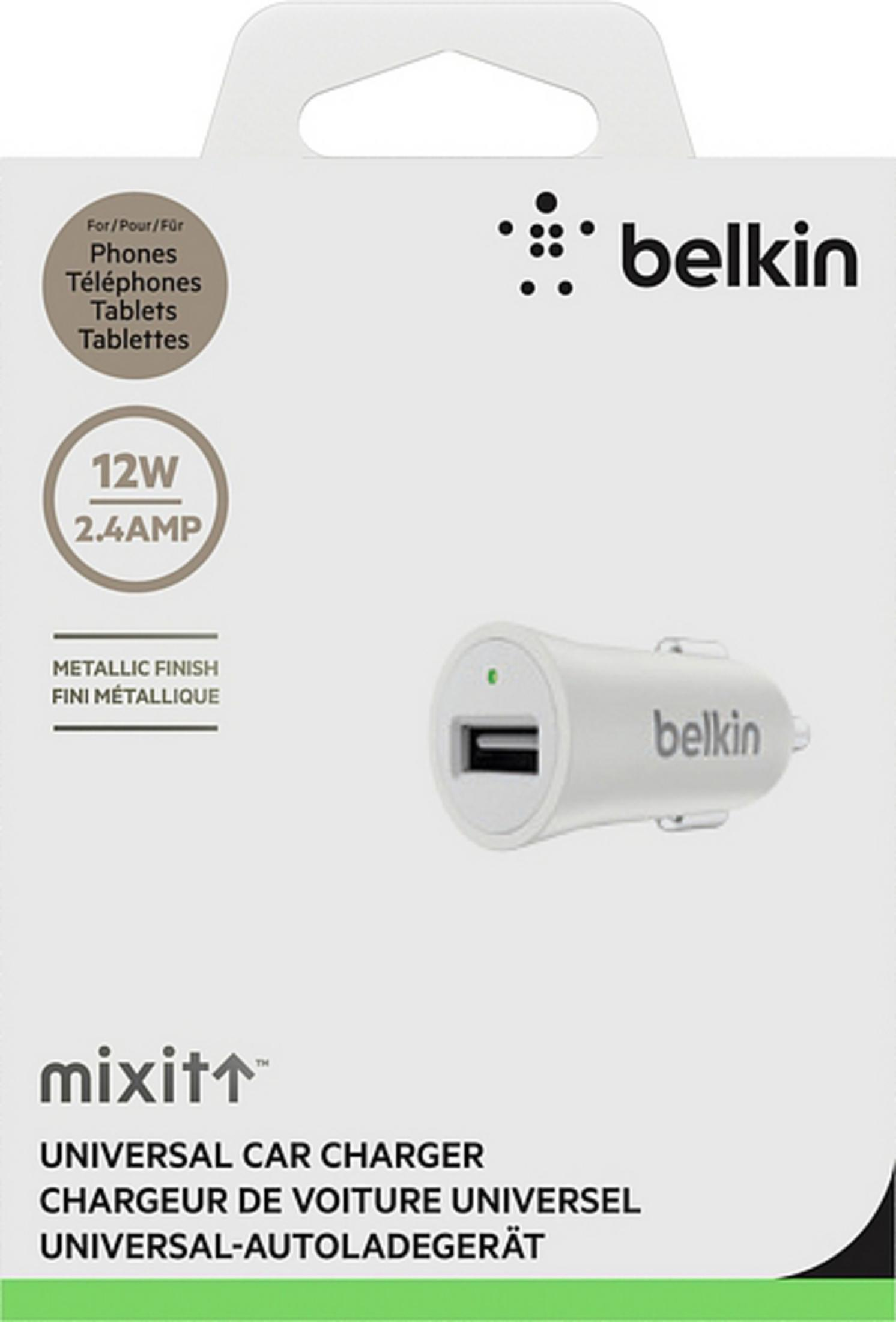 Ein weißes Belkin-Autoladegerät mit grünem Licht in Originalverpackung.