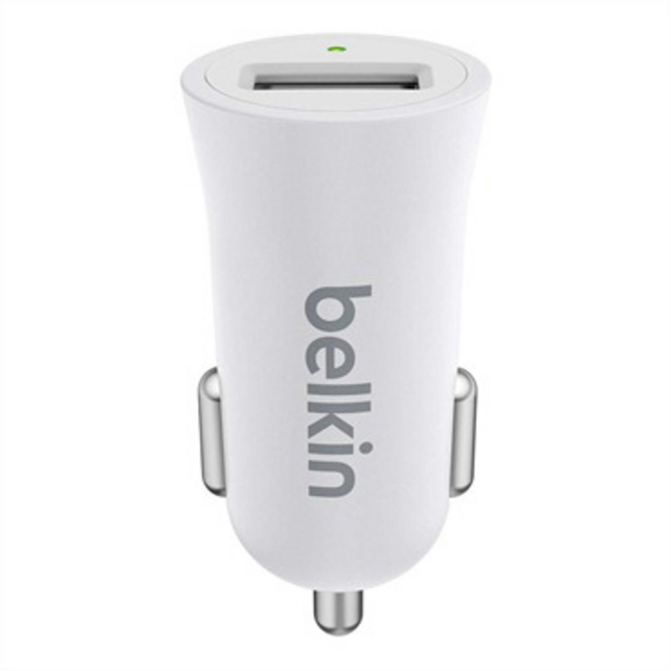 Ein weißes Belkin USB-Autoladegerät mit einem grünen Licht an der Oberseite, isoliert auf Weiß.