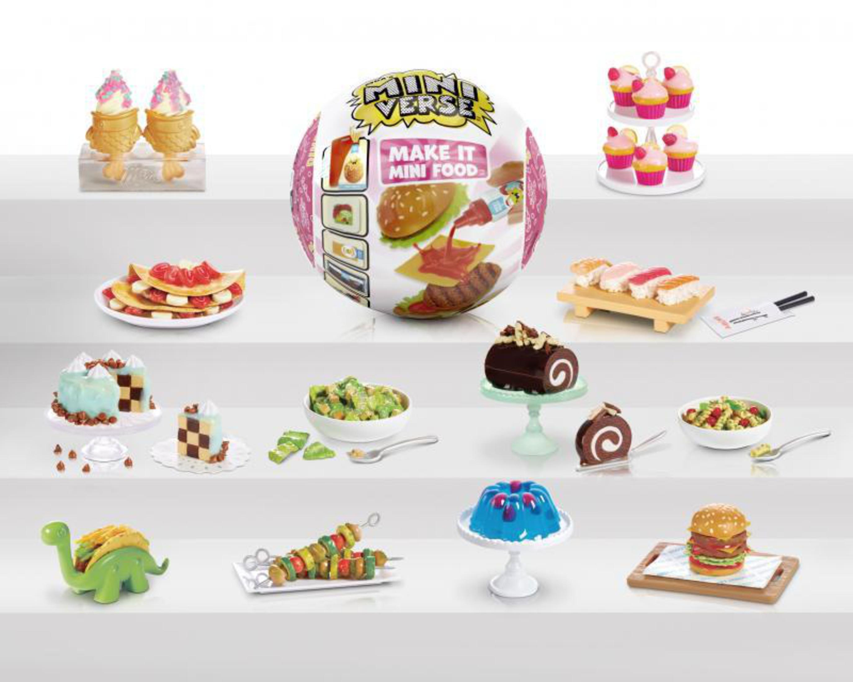 Ausstellung von Mini-Lebensmittelspielzeugen, darunter Burger, Kuchen, Sushi und Tacos in Regalen.