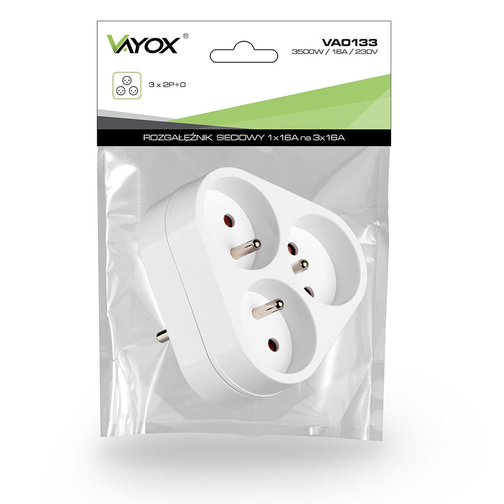 Potrójny adapter w opakowaniu. Tekst na opakowaniu. Białe tło.