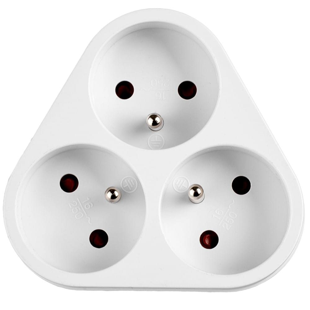 Biały adapter potrójny. Trzy gniazda z czerwonymi środkami. Białe tło.