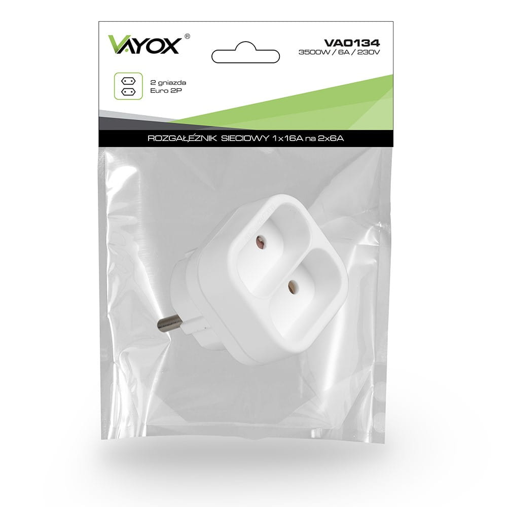 Biała podwójna wtyczka adaptera, oznaczona jako VAYOX, jest zapakowana w przezroczysty plastik, z zielonym i białym brandingiem.