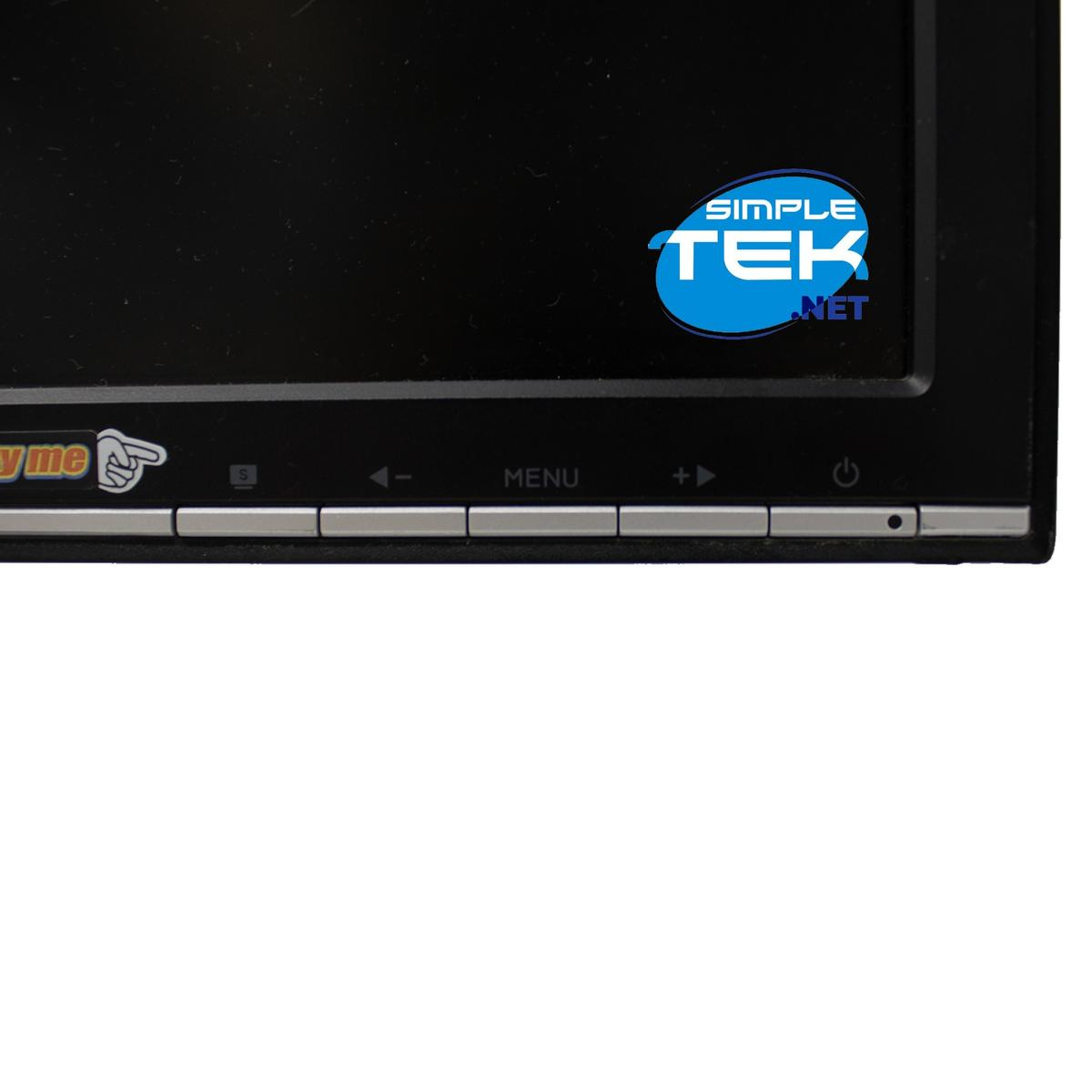 Primo piano dei pulsanti di controllo di un monitor. I pulsanti sono argentati, con il pulsante del menu al centro.