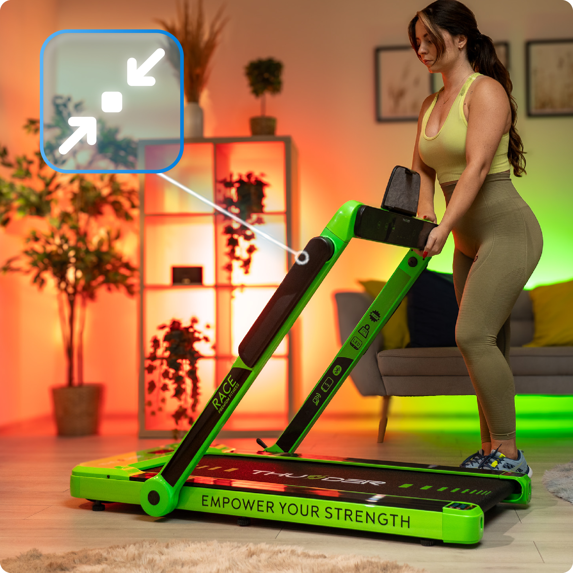 Kobieta obsługująca bieżnię. Ma na sobie odzież sportową i patrzy na elementy sterujące.