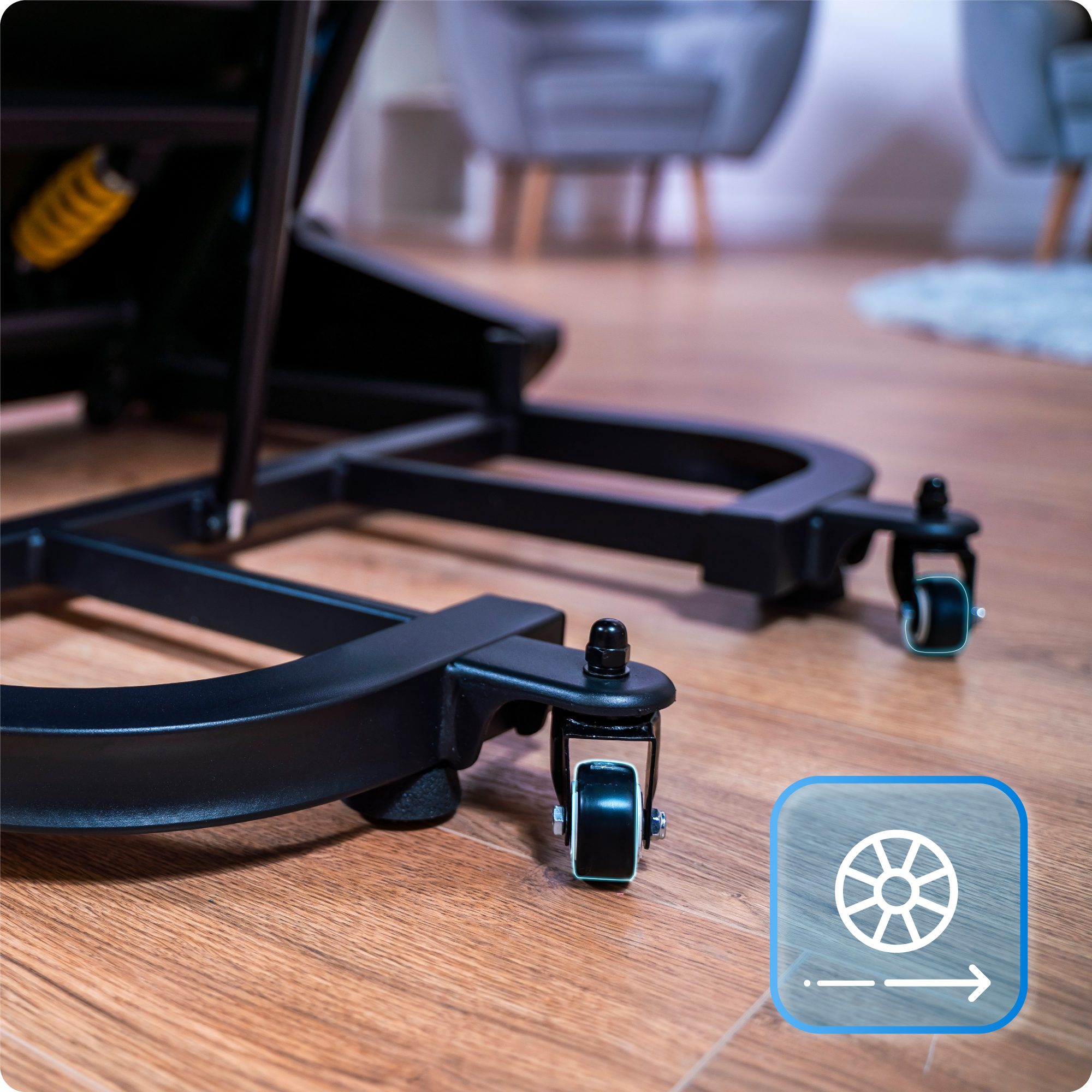 Zbliżenie pokazuje koła na spodzie czarnej bieżni na drewnianej podłodze.