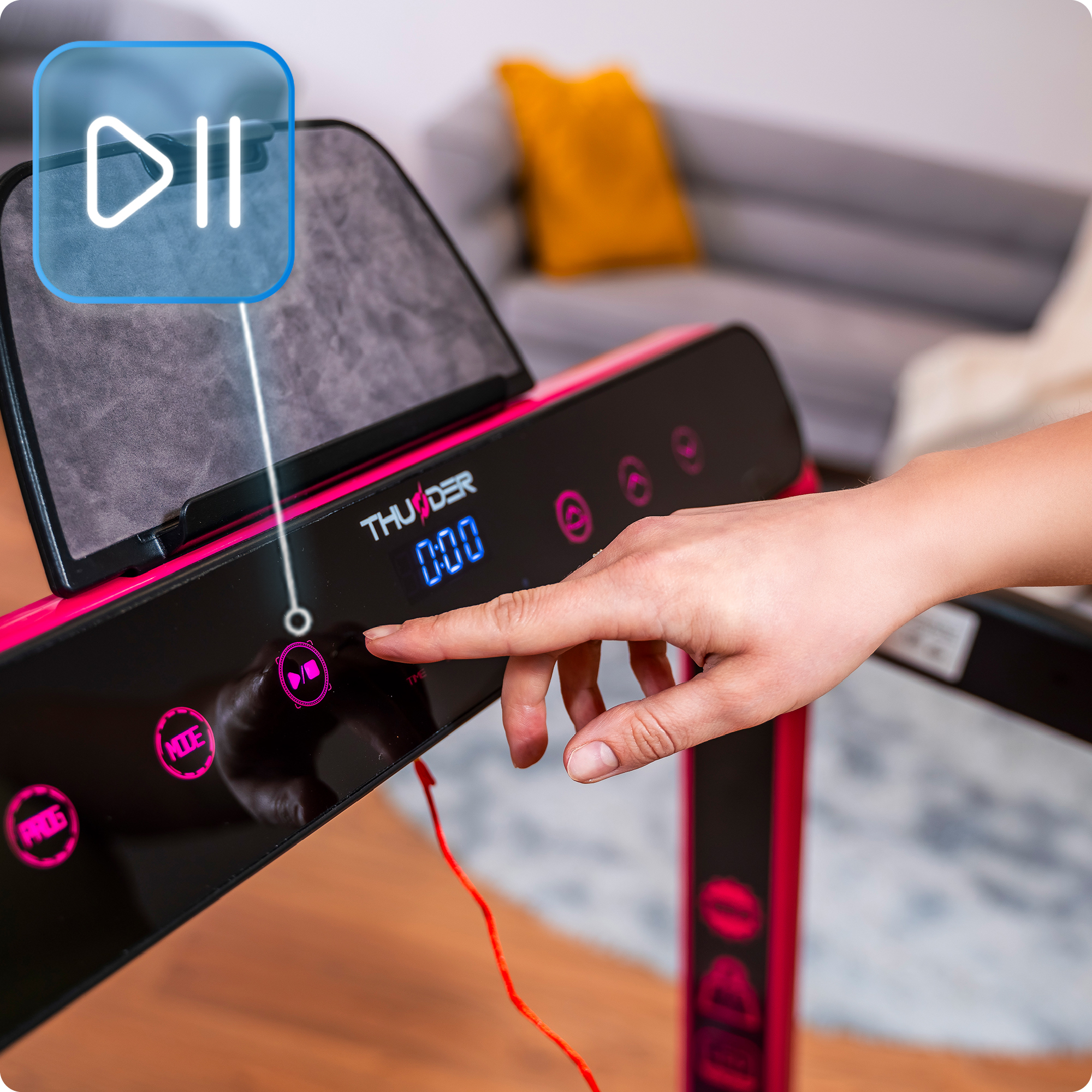 Zbliżenie dłoni naciska przycisk odtwarzania na różowym panelu sterowania bieżni.