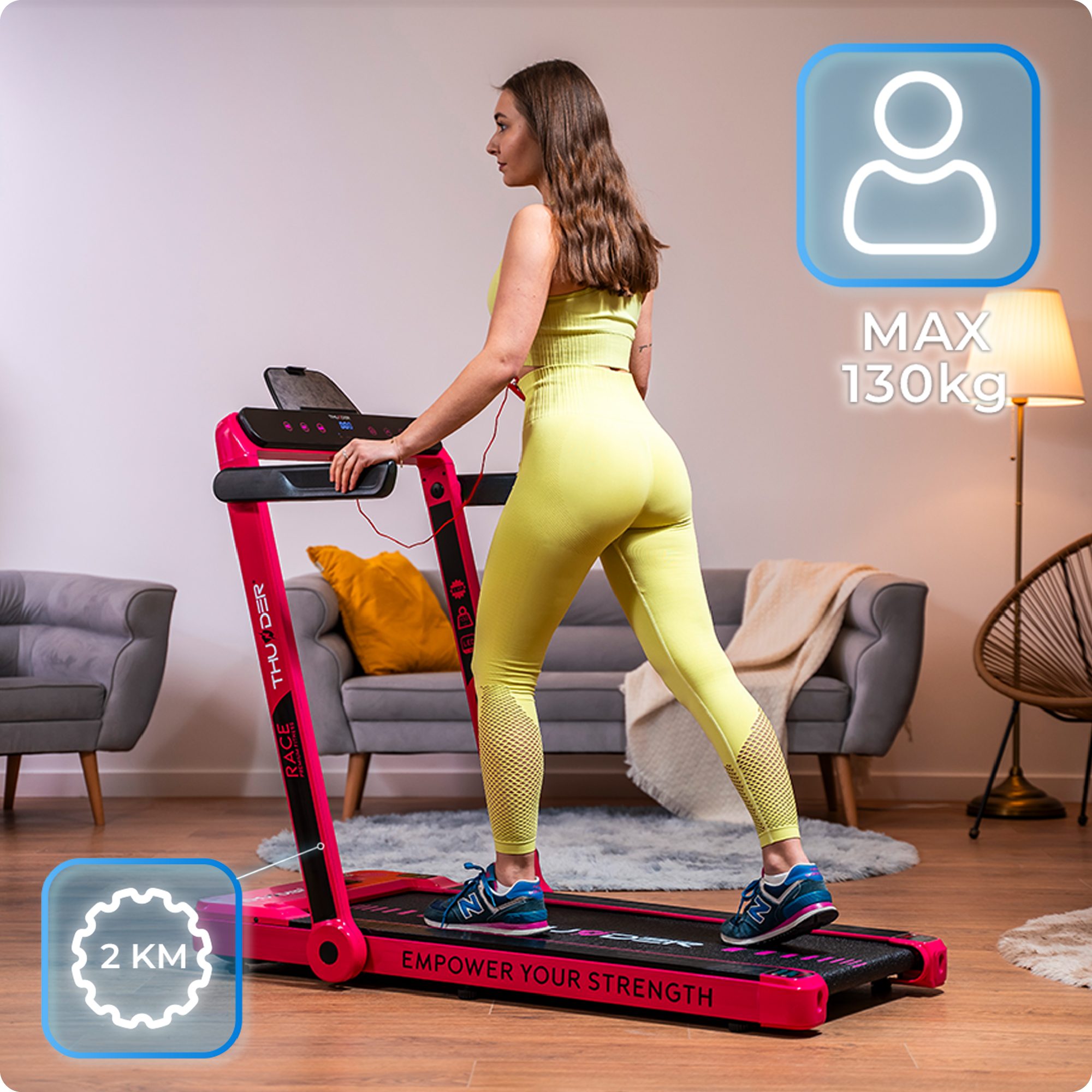 Kobieta w żółtym stroju sportowym korzysta z różowej bieżni w salonie z sofą i ozdobnymi poduszkami.