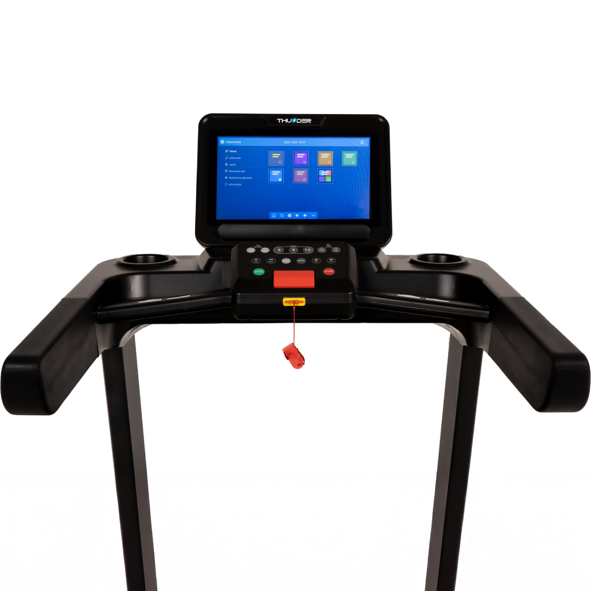 Zbliżenie czarnej konsoli bieżni z ekranem, przyciskami i uchwytami na kubki. Czerwony sznurek bezpieczeństwa zwisa w dół.