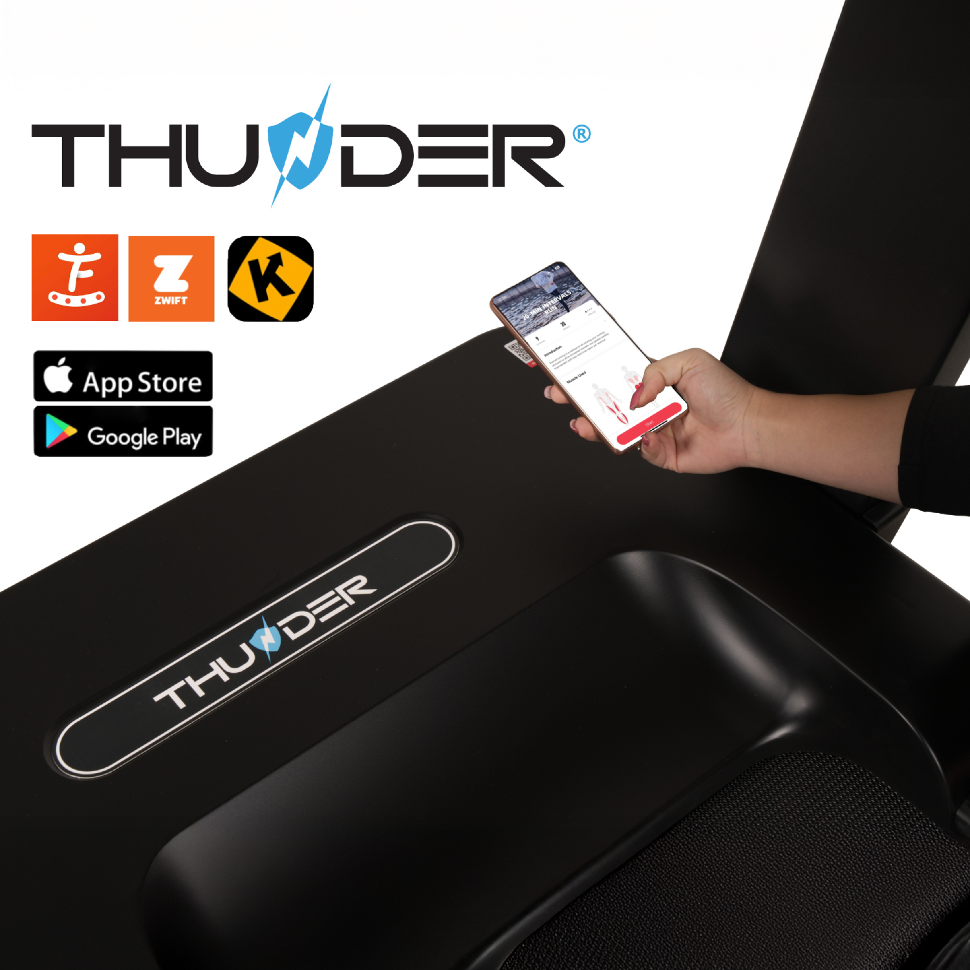 Czarna konsola bieżni pokazuje logo aplikacji i dłoń trzymającą telefon z wyświetlonym planem treningowym.