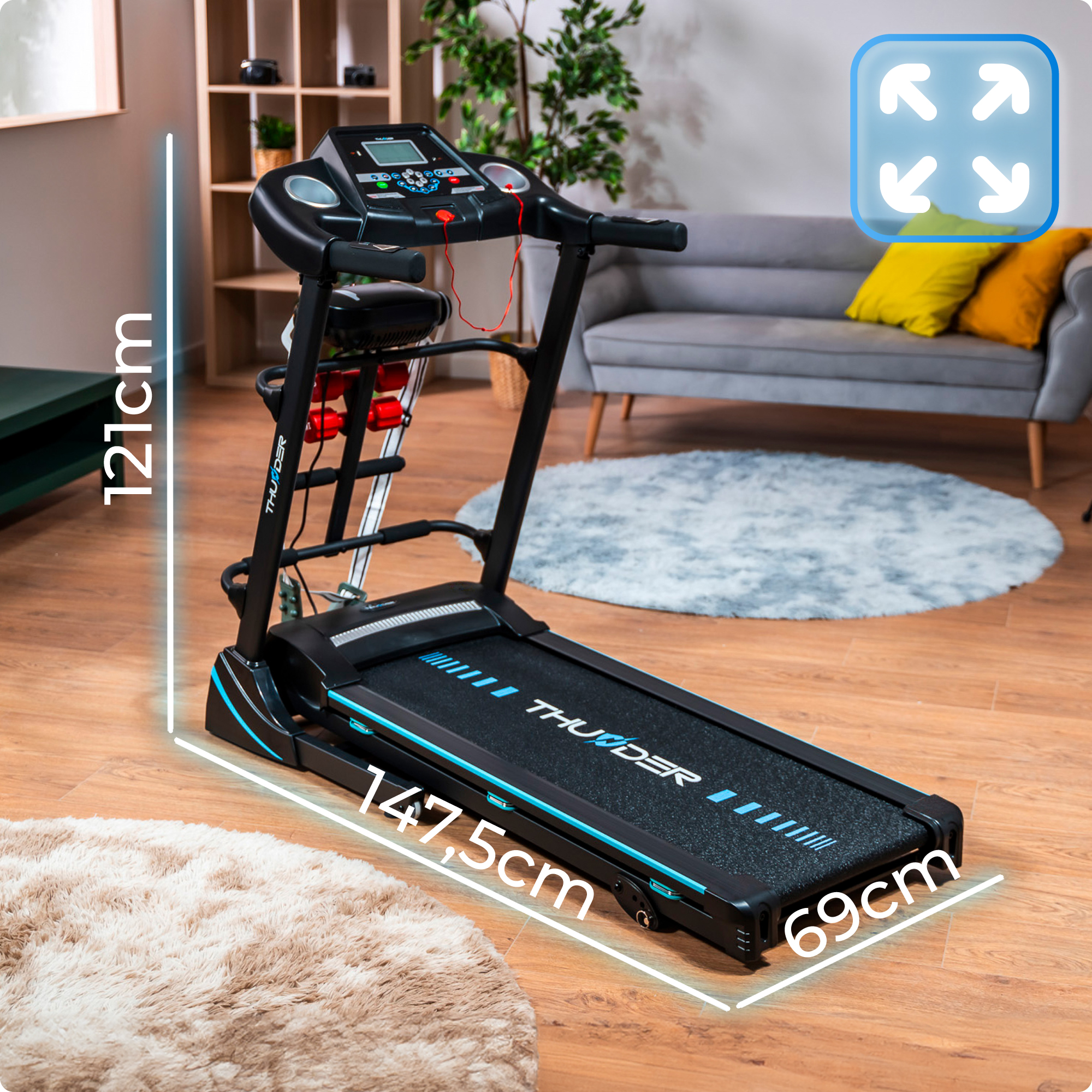 Bieżnia z oznaczonymi wymiarami w salonie, prezentująca jej rozmiar w stosunku do mebli.