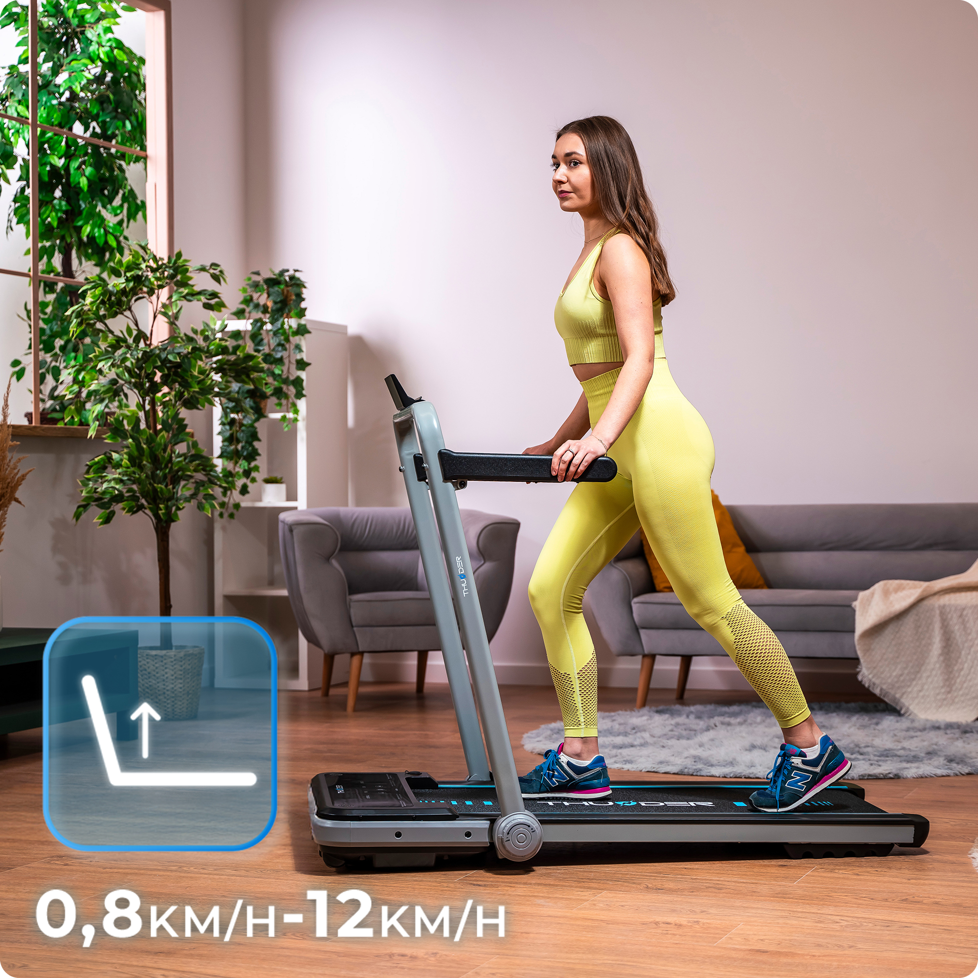 Kobieta w żółtym stroju do ćwiczeń idąca po szarej bieżni. Salon z informacjami o prędkości.