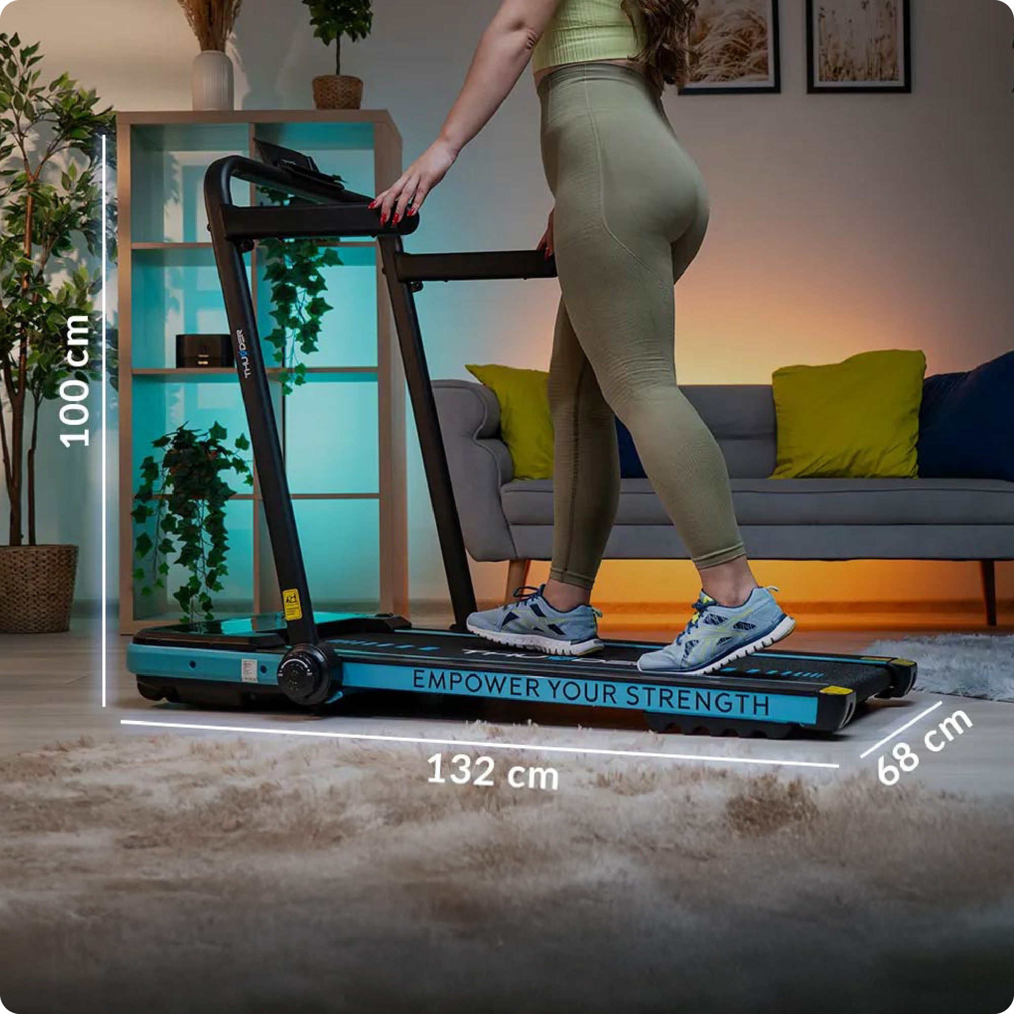 Kobieta chodzi po czarno-niebieskiej bieżni w salonie.