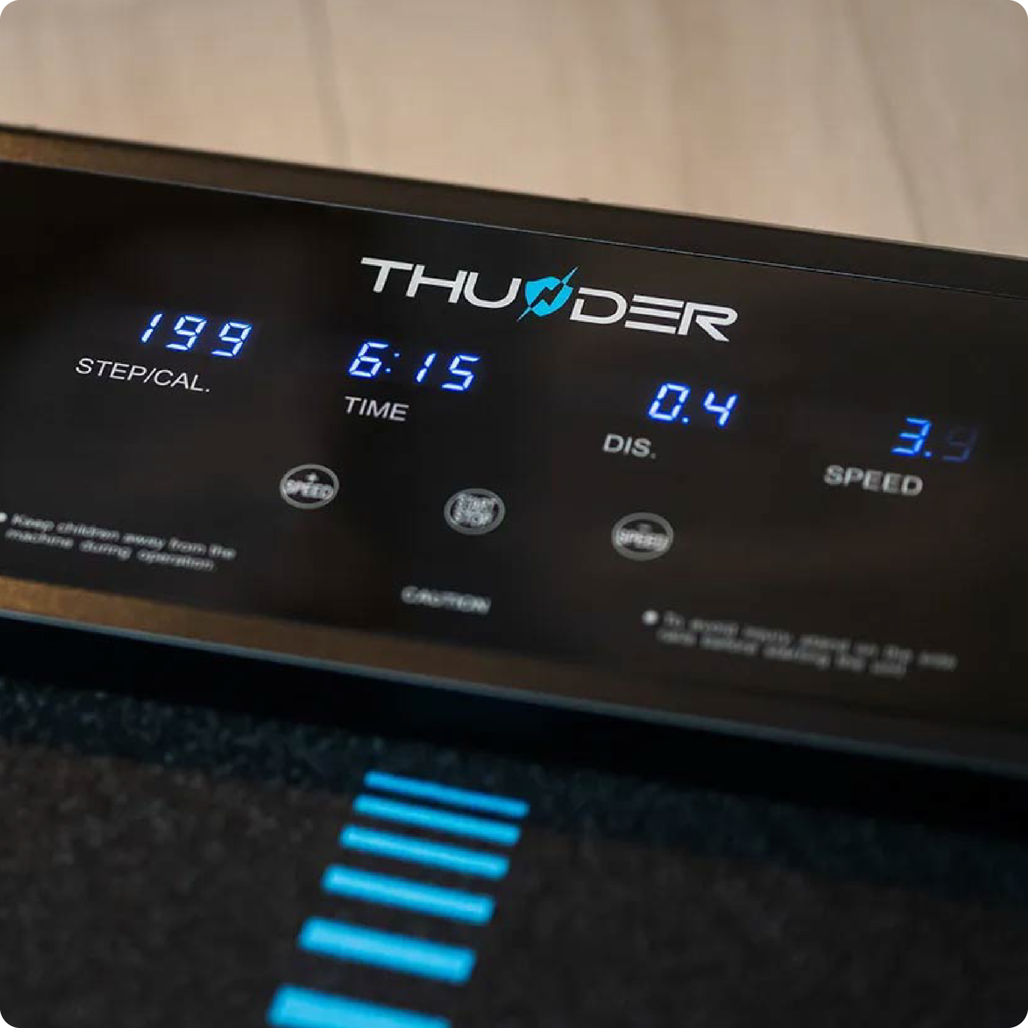 Zbliżenie wyświetlacza bieżni pokazującego czas, dystans i prędkość.